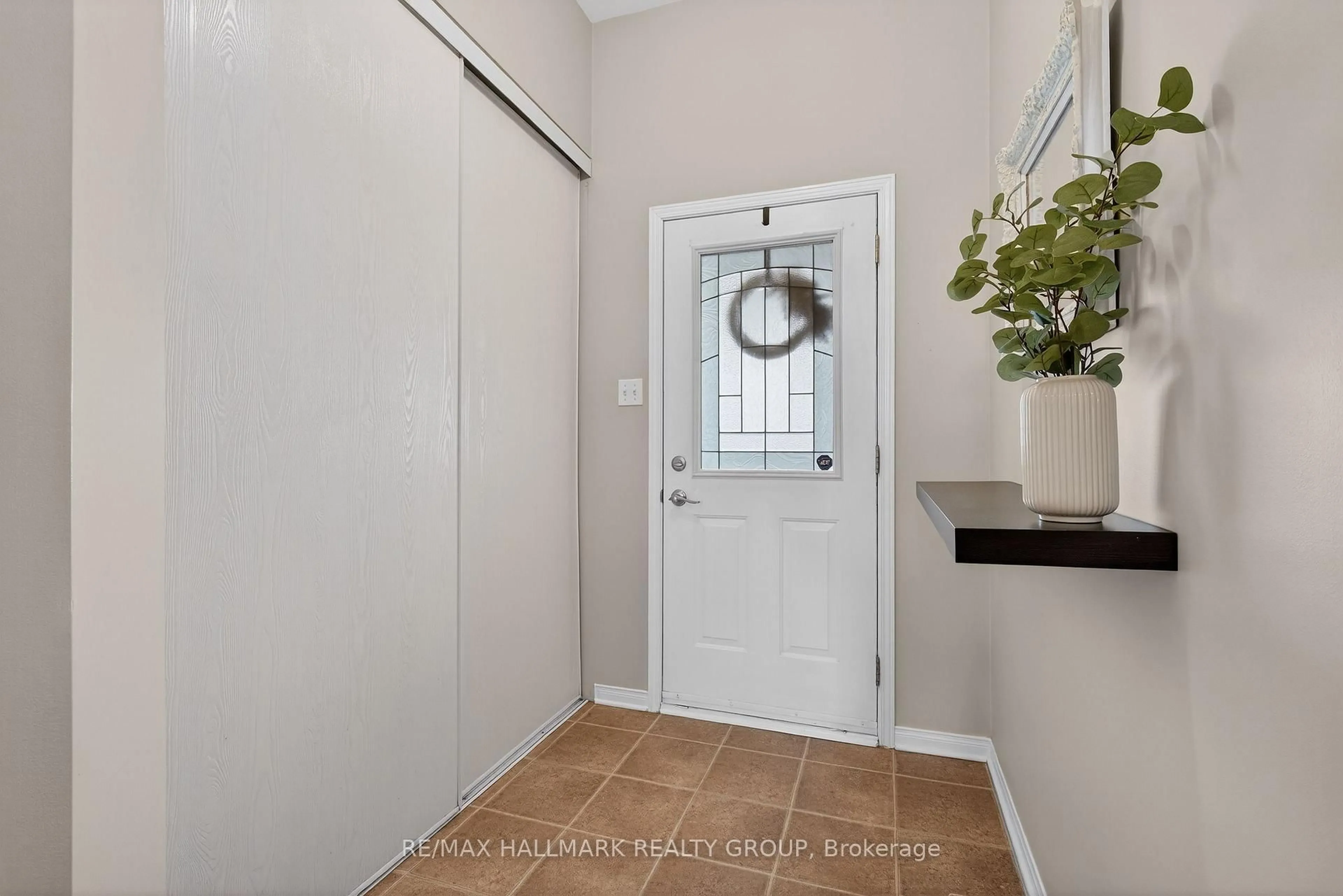 Indoor entryway for 404 Hillsboro Private #74, Kanata Ontario K2M 3B2