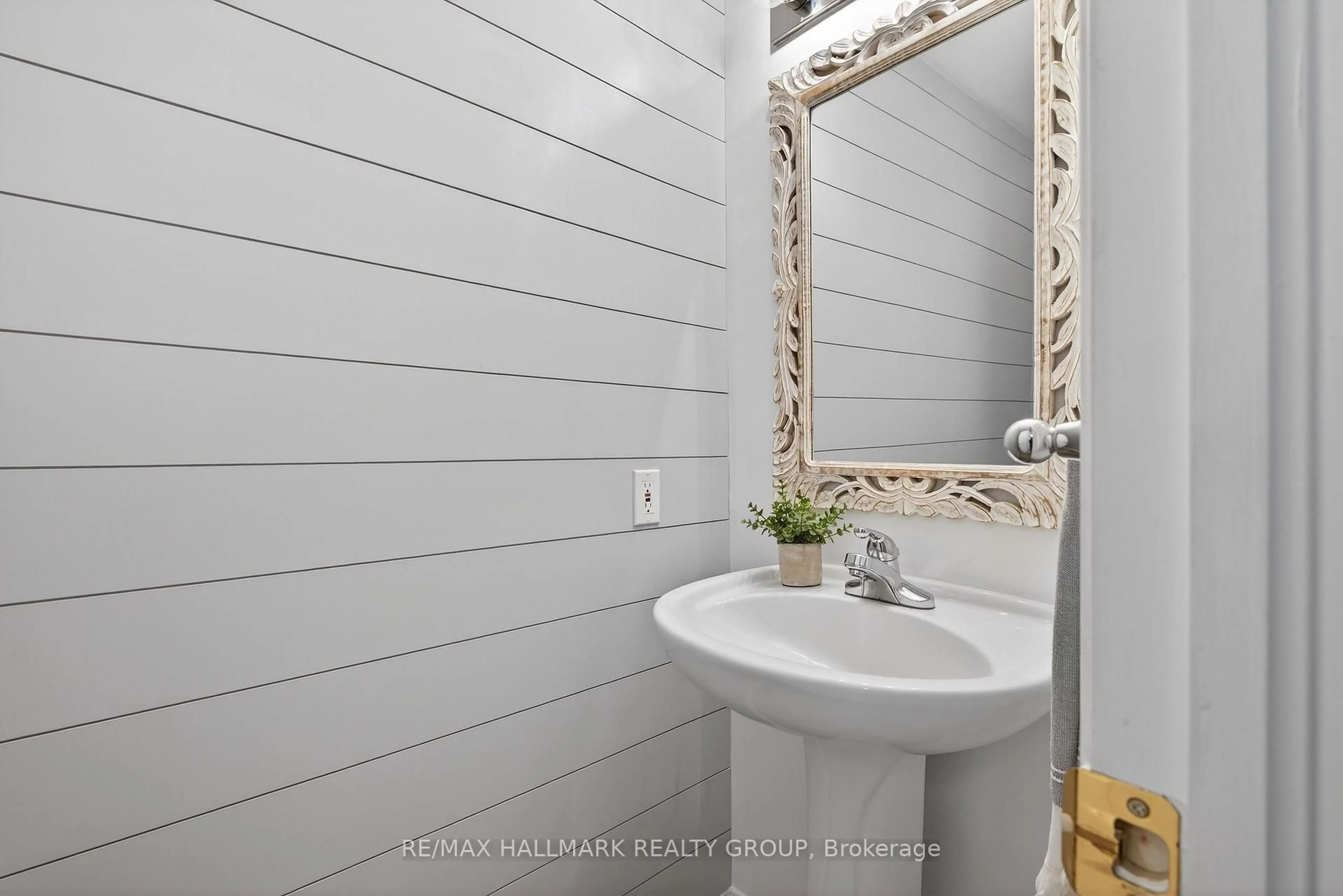 Standard bathroom, ceramic/tile floor for 404 Hillsboro Private #74, Kanata Ontario K2M 3B2