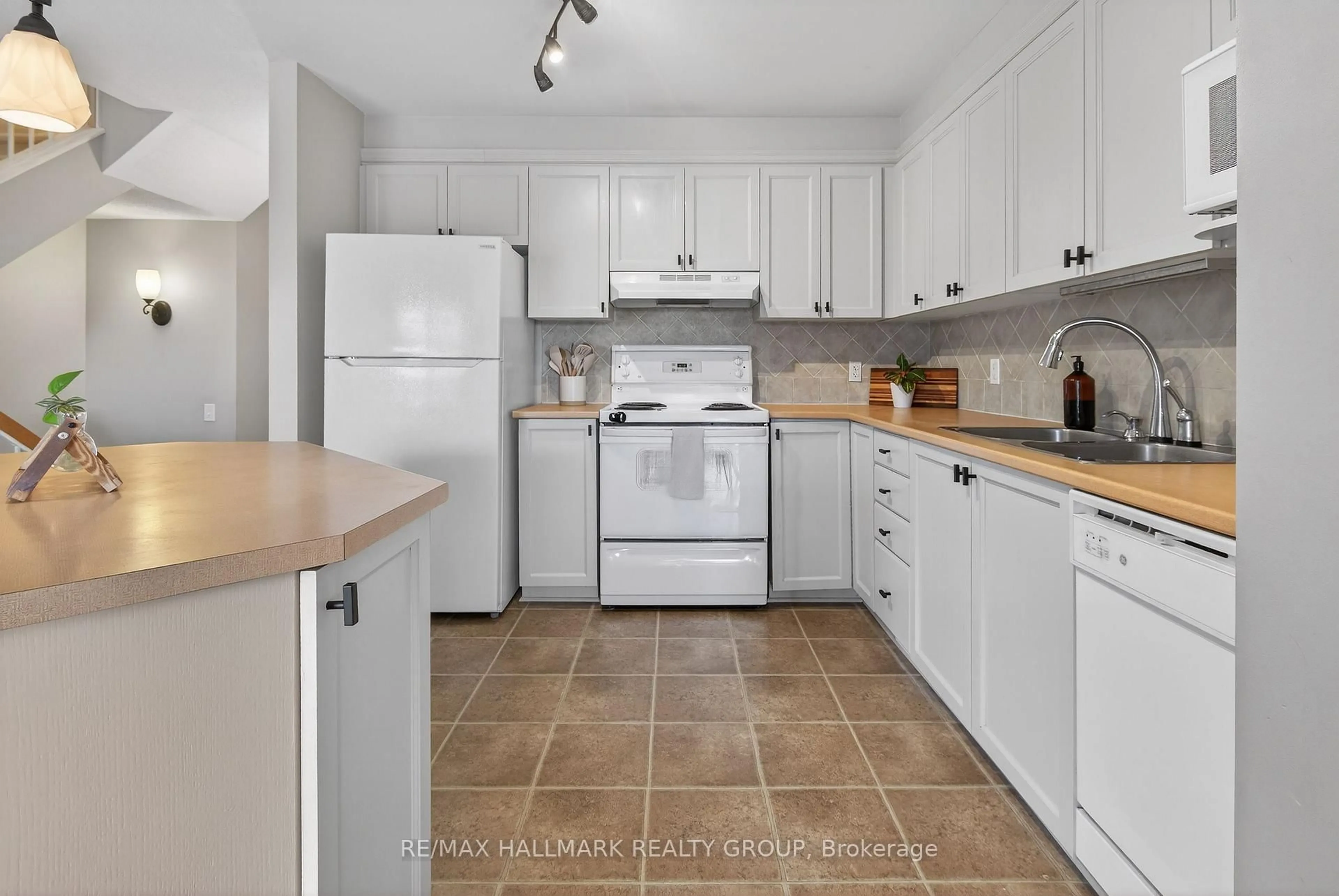 Standard kitchen, ceramic/tile floor for 404 Hillsboro Private #74, Kanata Ontario K2M 3B2