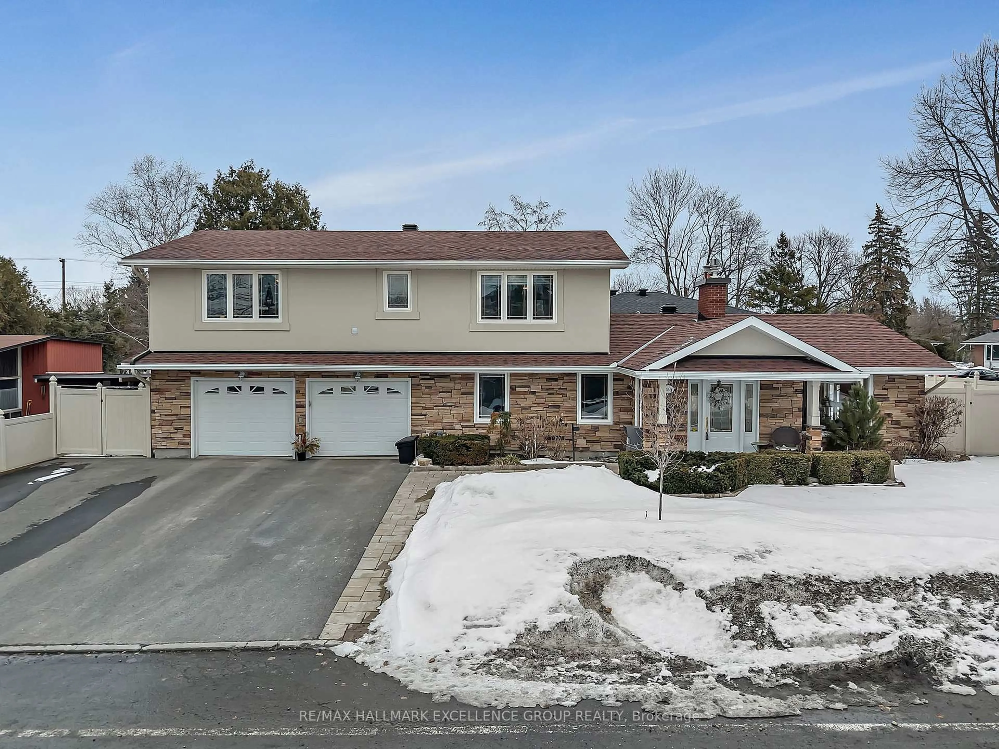 A pic from outside/outdoor area/front of a property/back of a property/a pic from drone, street for 2691 Colman St, Ottawa Ontario K1V 8J7