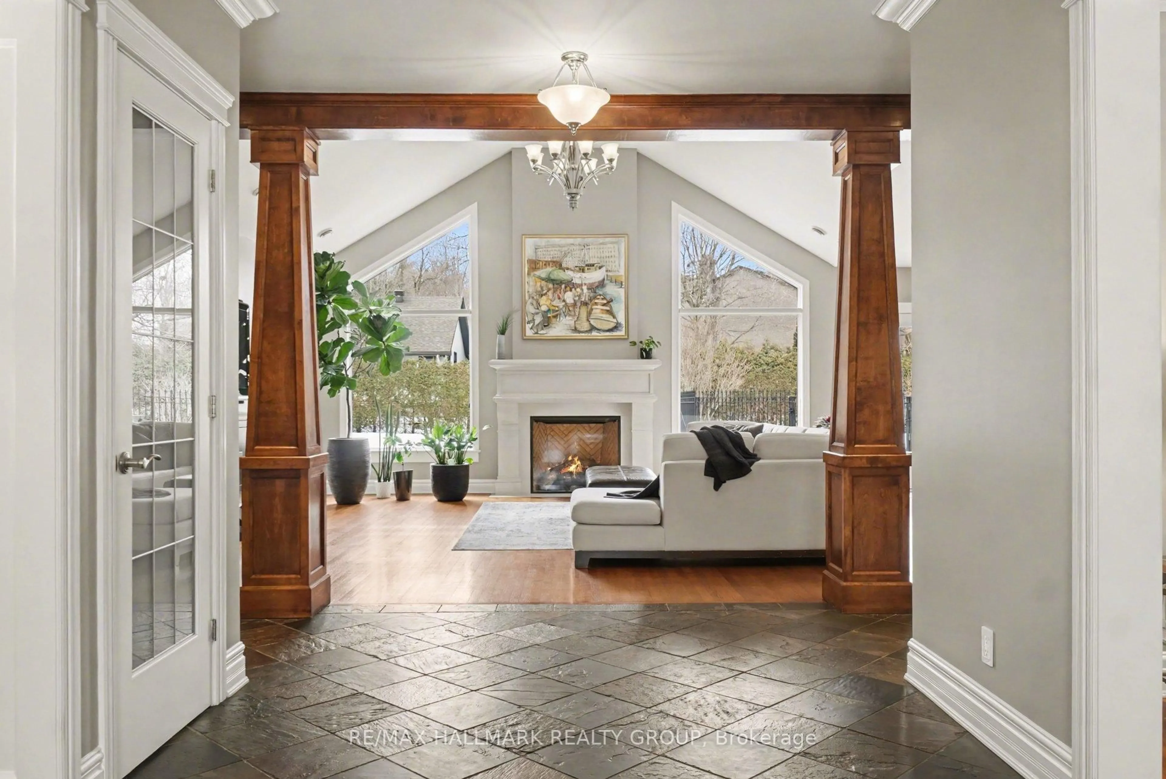 Indoor entryway for 62 Rebecca Cres, Ottawa Ontario K1J 6B9