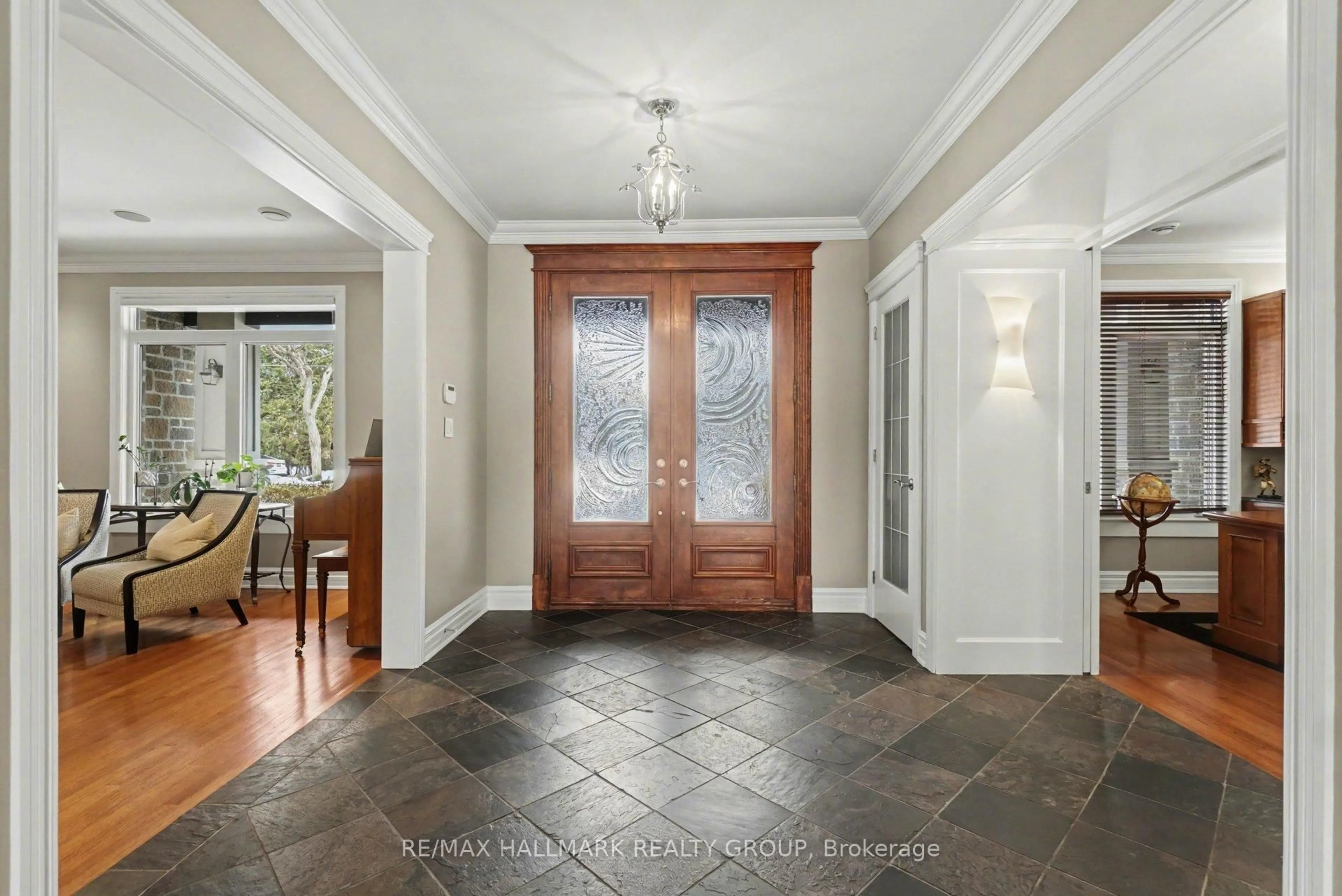 Indoor entryway for 62 Rebecca Cres, Ottawa Ontario K1J 6B9