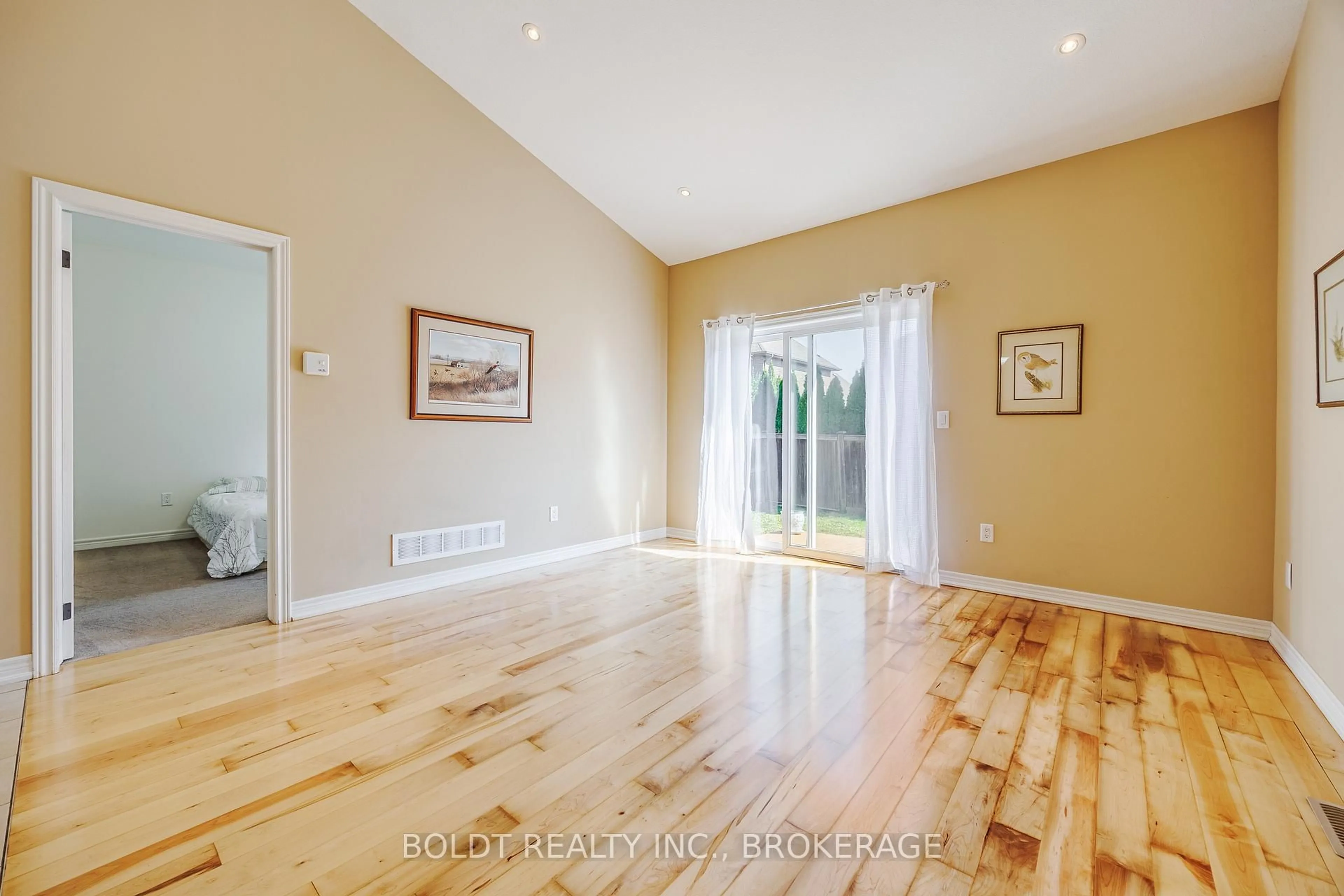 Indoor foyer for 58 Videl Cres, St. Catharines Ontario L2W 0A3
