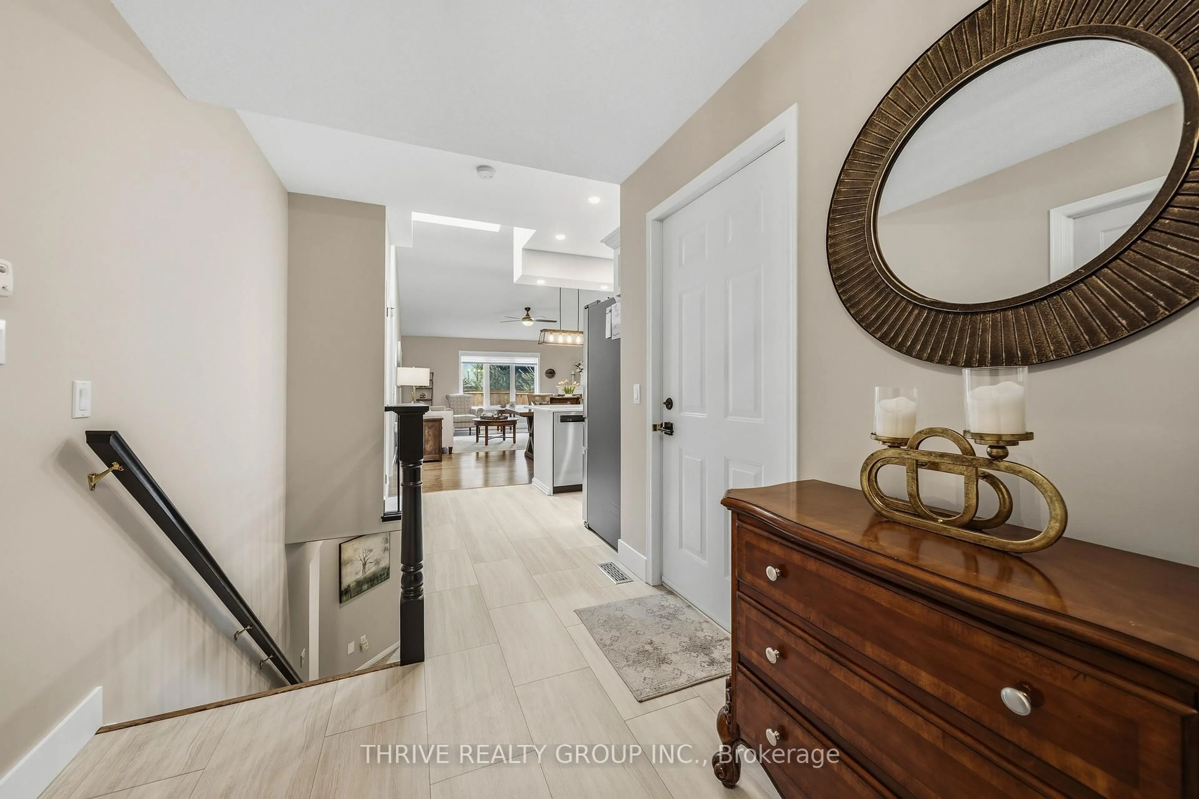 Indoor entryway for 1337 Commissioners Rd #16, London South Ontario N6K 4V2