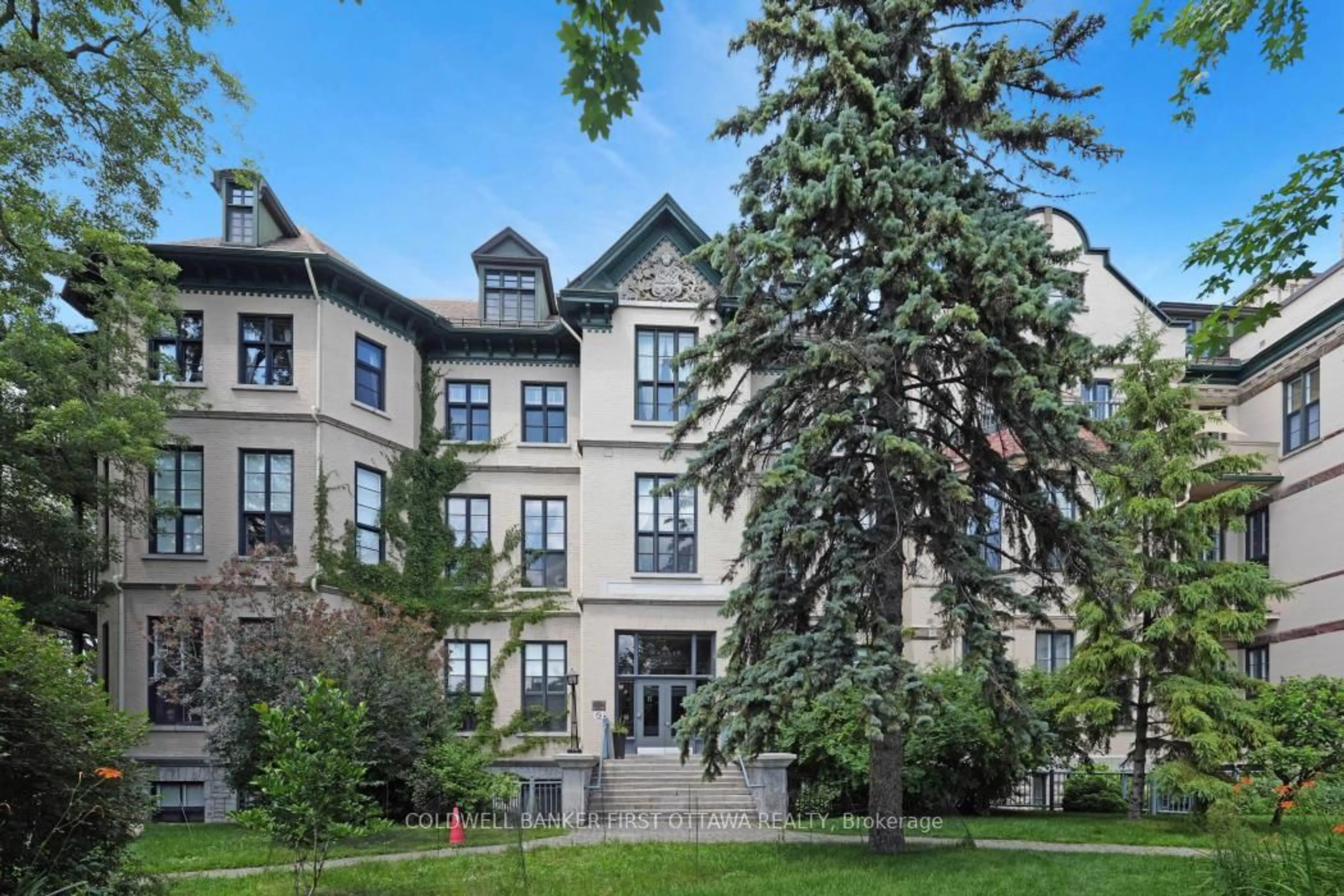 Patio, building for 589 Rideau St #405, Ottawa Ontario K1N 6A1