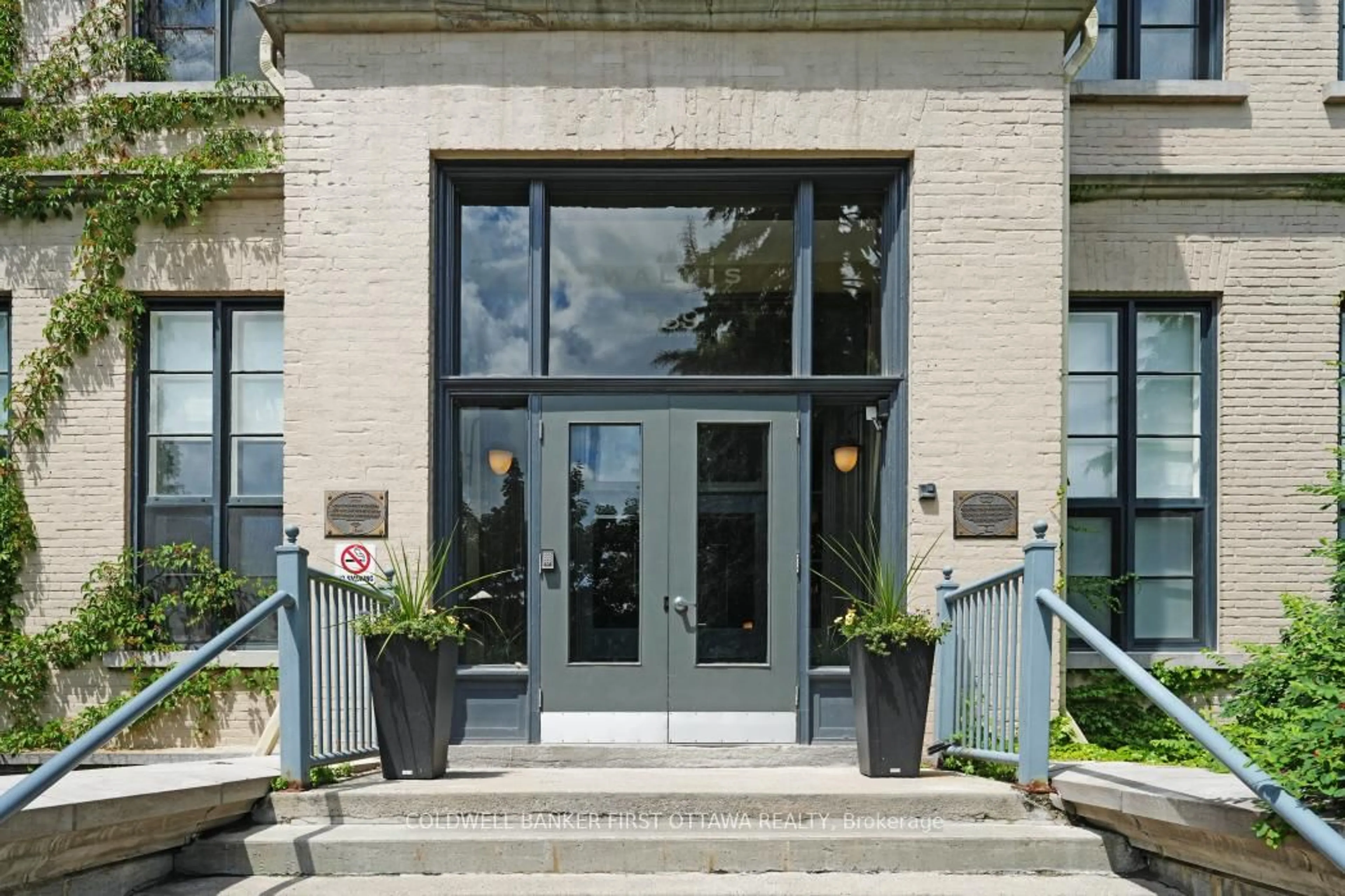 Indoor entryway for 589 Rideau St #405, Ottawa Ontario K1N 6A1