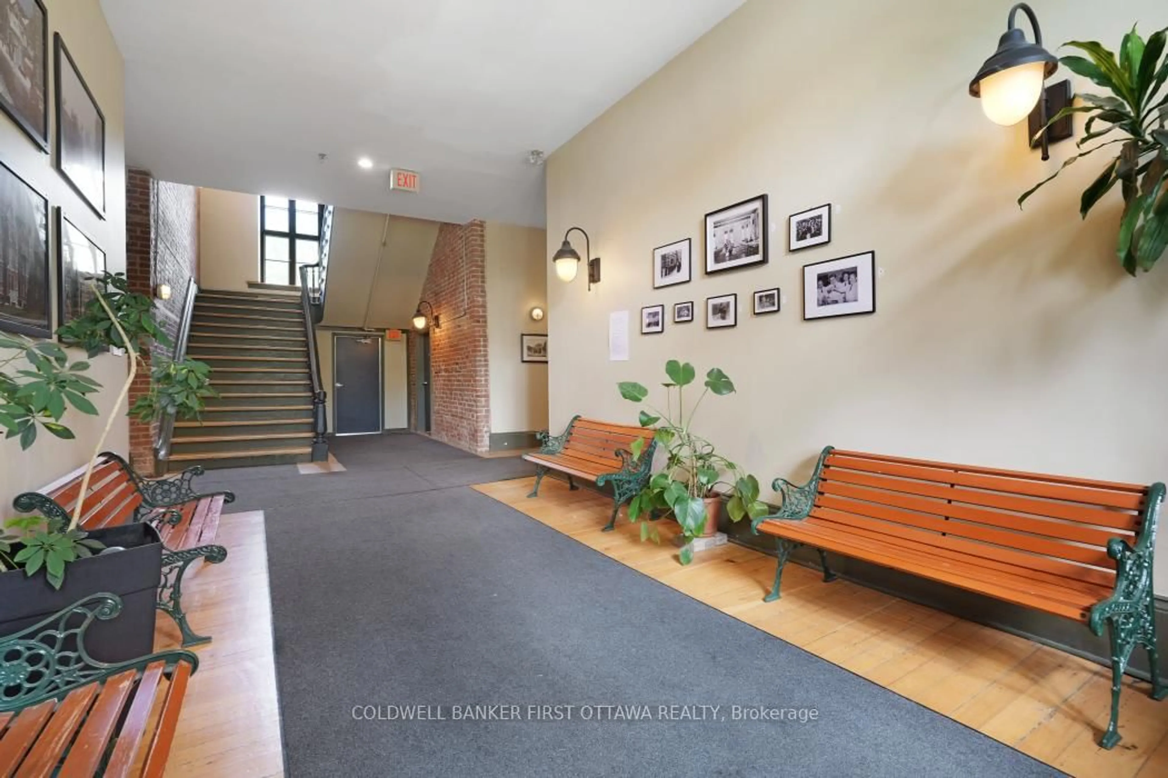 Indoor foyer for 589 Rideau St #405, Ottawa Ontario K1N 6A1