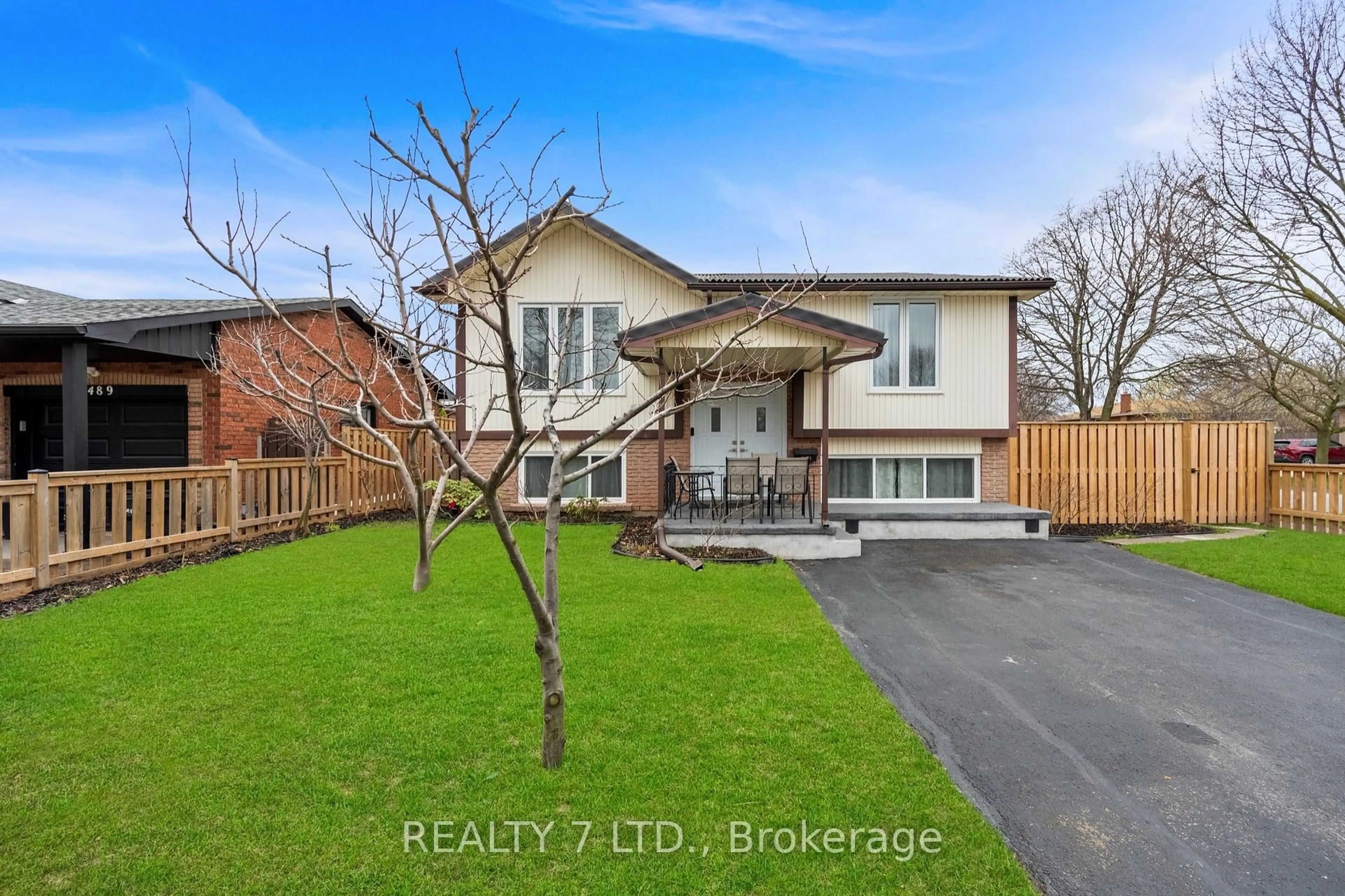 A pic from outside/outdoor area/front of a property/back of a property/a pic from drone, street for 6479 BURWOOD Ave, Niagara Falls Ontario L2H 1Z6