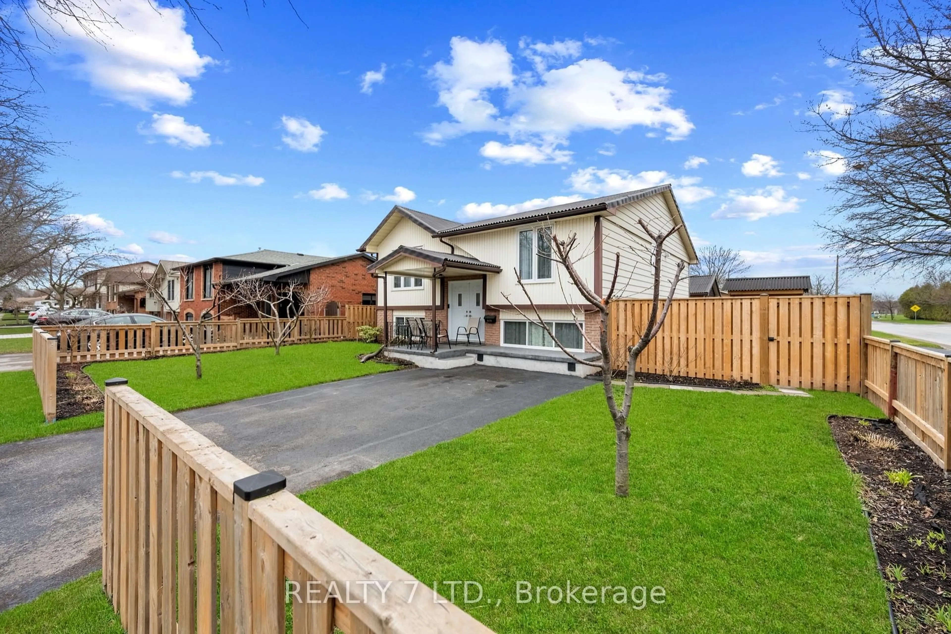 A pic from outside/outdoor area/front of a property/back of a property/a pic from drone, street for 6479 BURWOOD Ave, Niagara Falls Ontario L2H 1Z6
