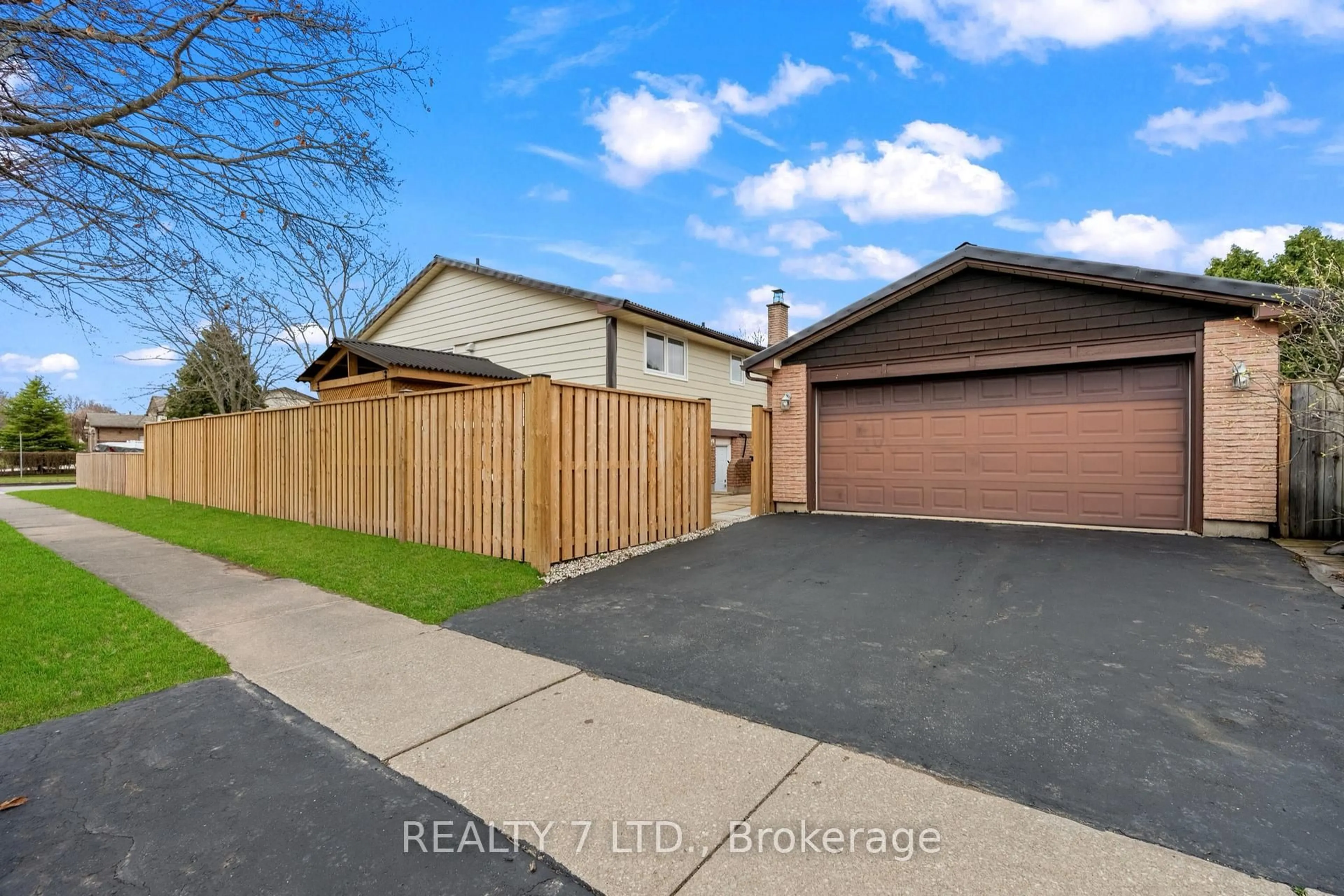 A pic from outside/outdoor area/front of a property/back of a property/a pic from drone, street for 6479 BURWOOD Ave, Niagara Falls Ontario L2H 1Z6