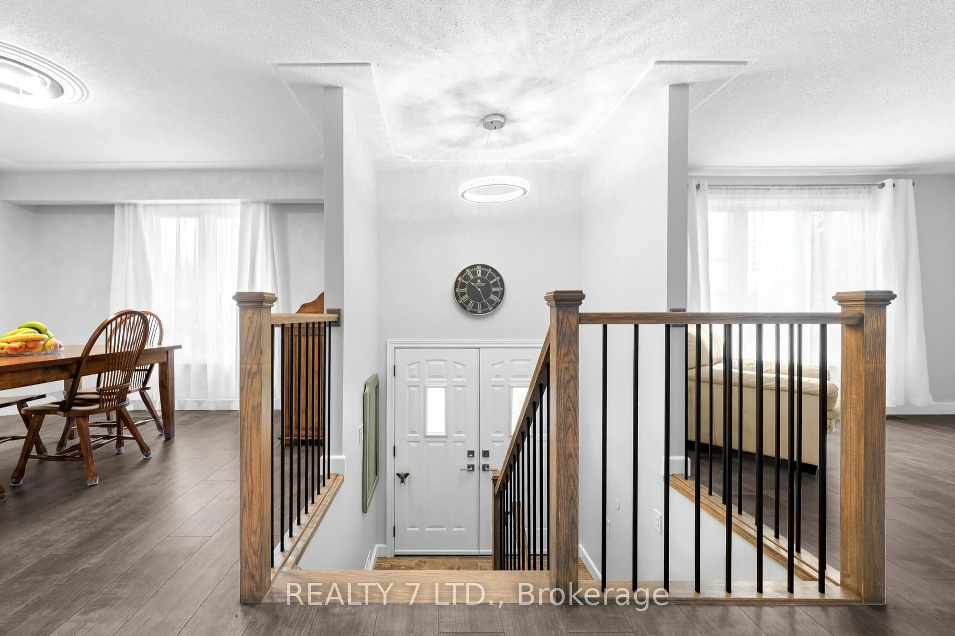Indoor entryway for 6479 BURWOOD Ave, Niagara Falls Ontario L2H 1Z6