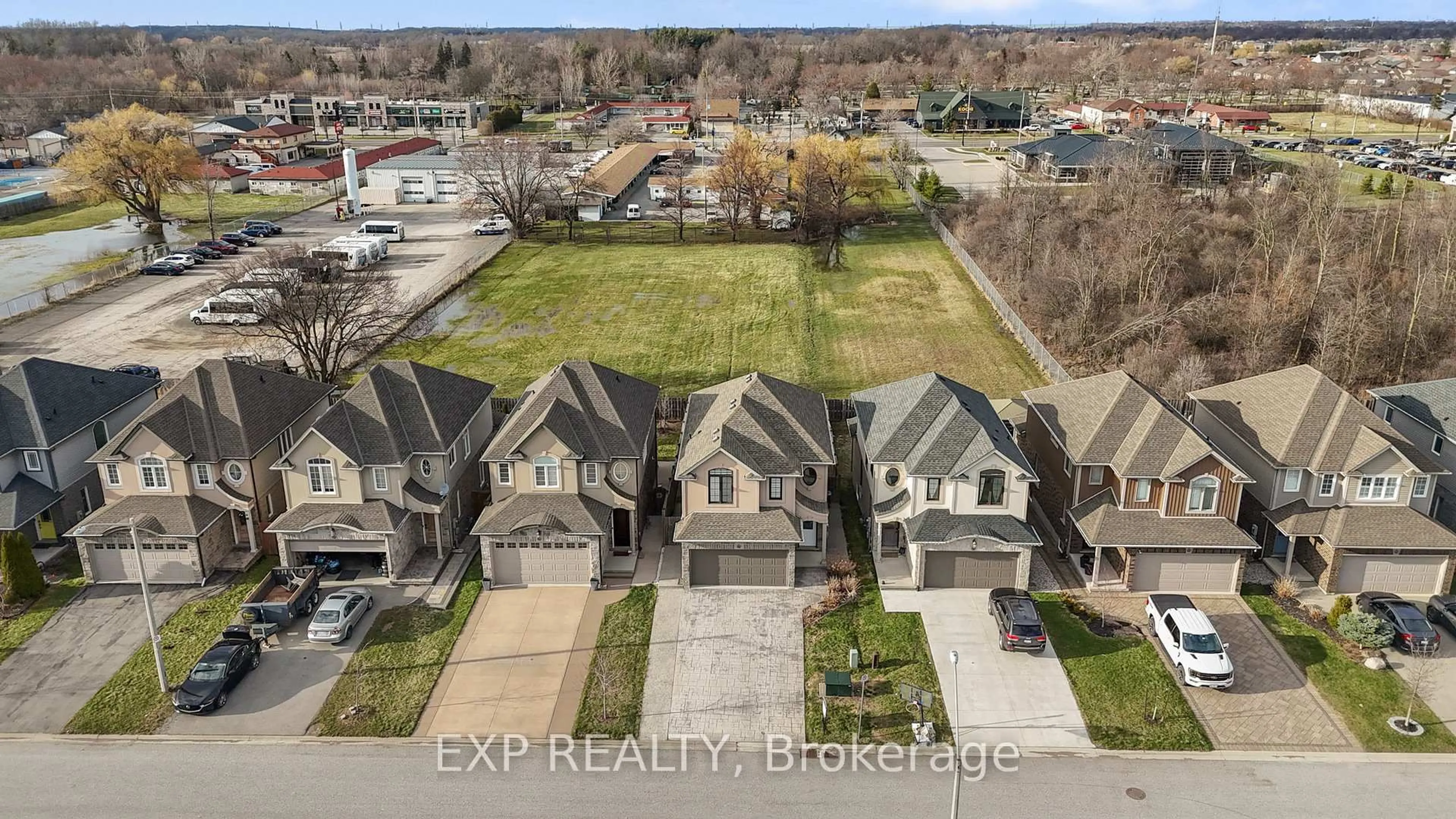 A pic from outside/outdoor area/front of a property/back of a property/a pic from drone, street for 8667 Jennifer Cres, Niagara Falls Ontario L2H 0B2