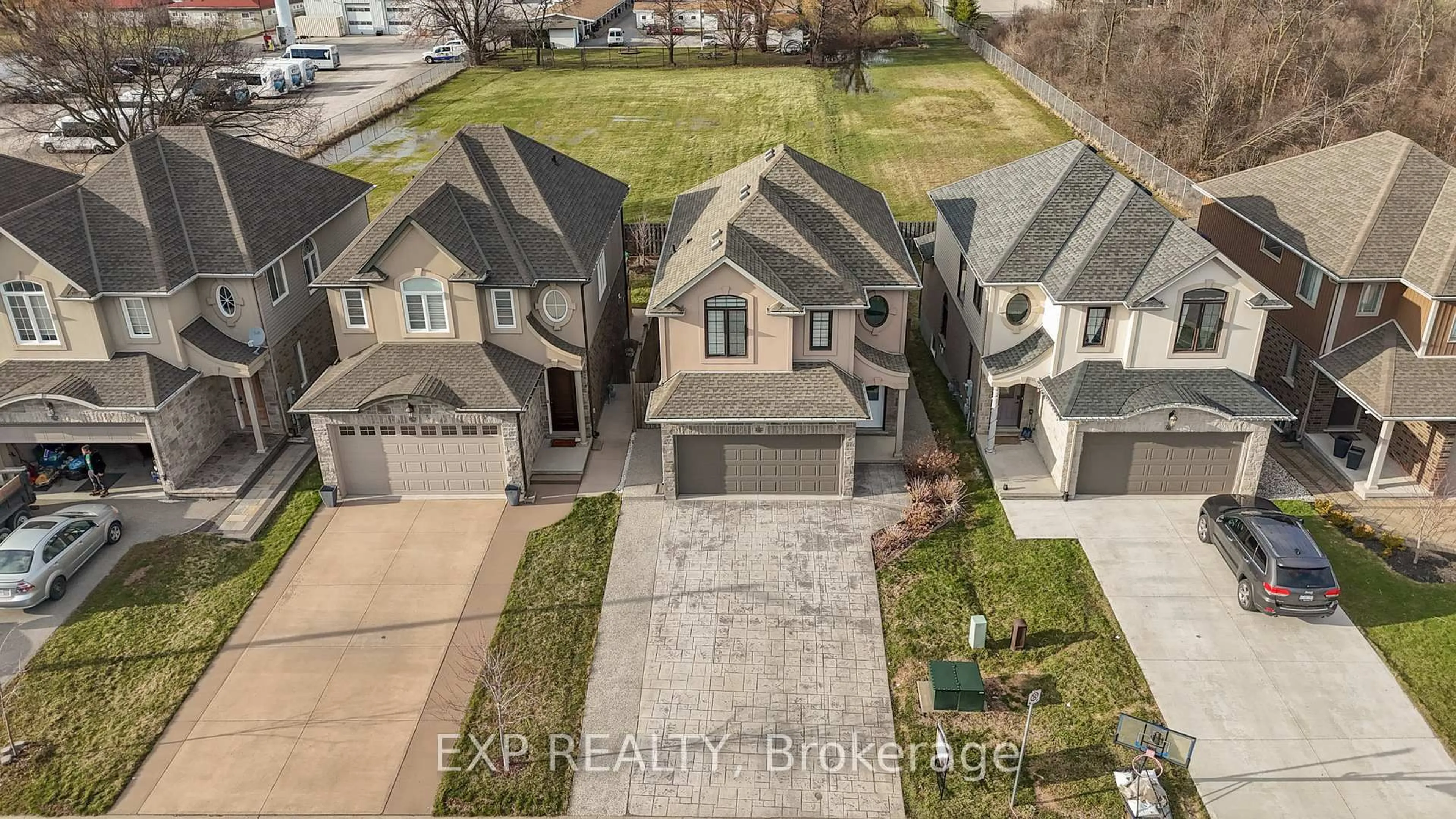 A pic from outside/outdoor area/front of a property/back of a property/a pic from drone, street for 8667 Jennifer Cres, Niagara Falls Ontario L2H 0B2