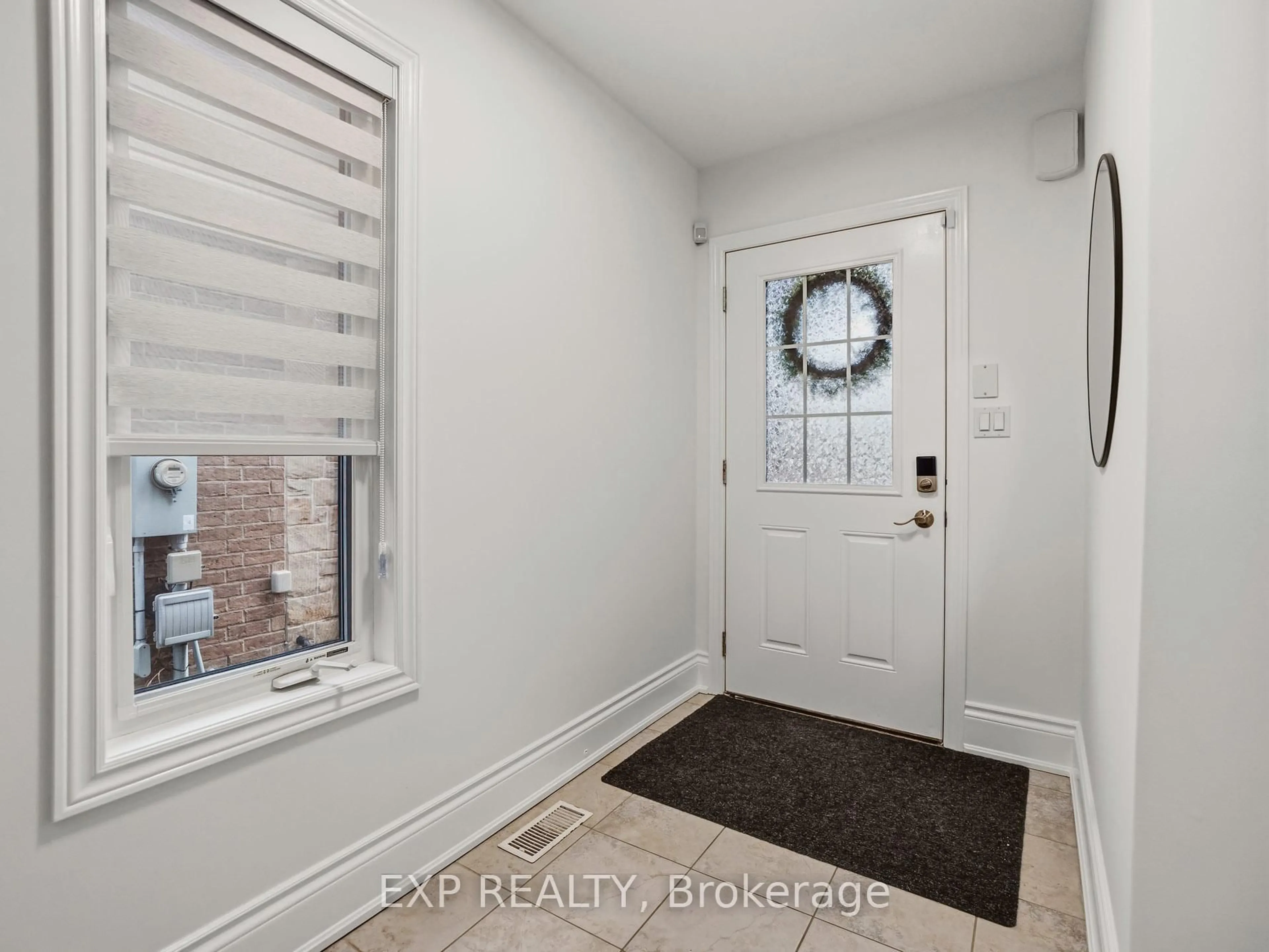 Indoor entryway for 8667 Jennifer Cres, Niagara Falls Ontario L2H 0B2