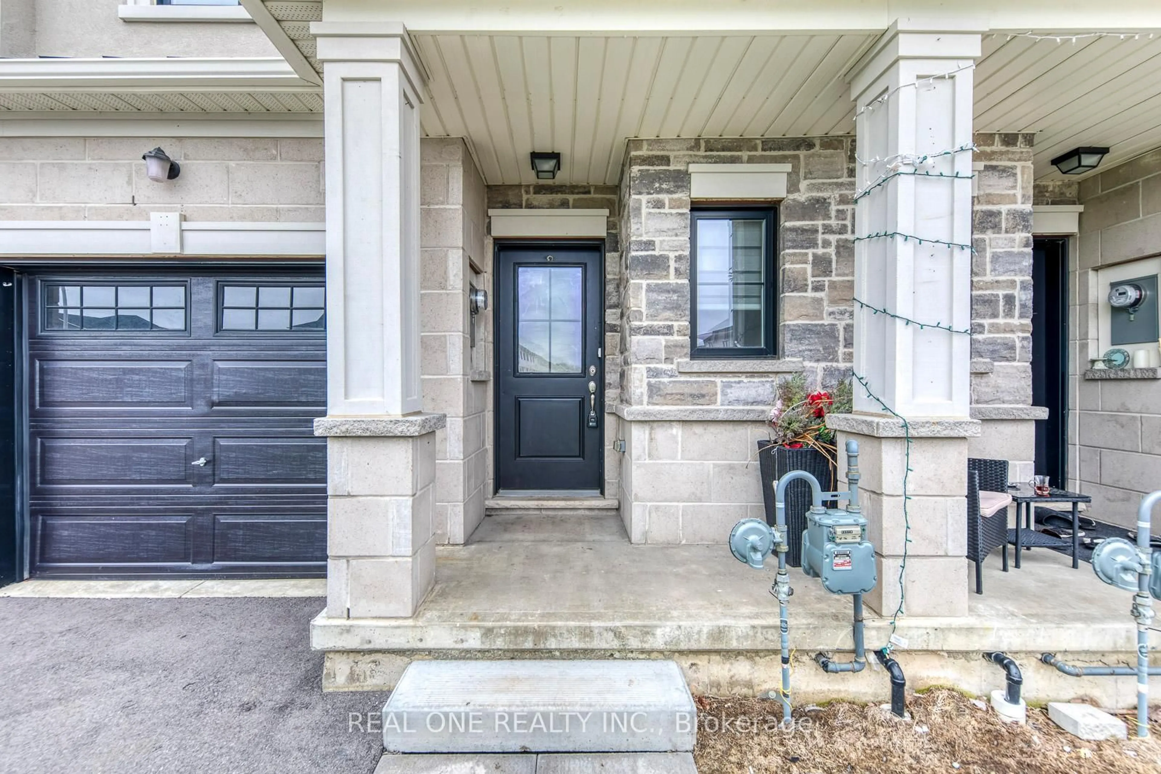Indoor entryway for 27 Genoa Dr, Hamilton Ontario L9B 0K1