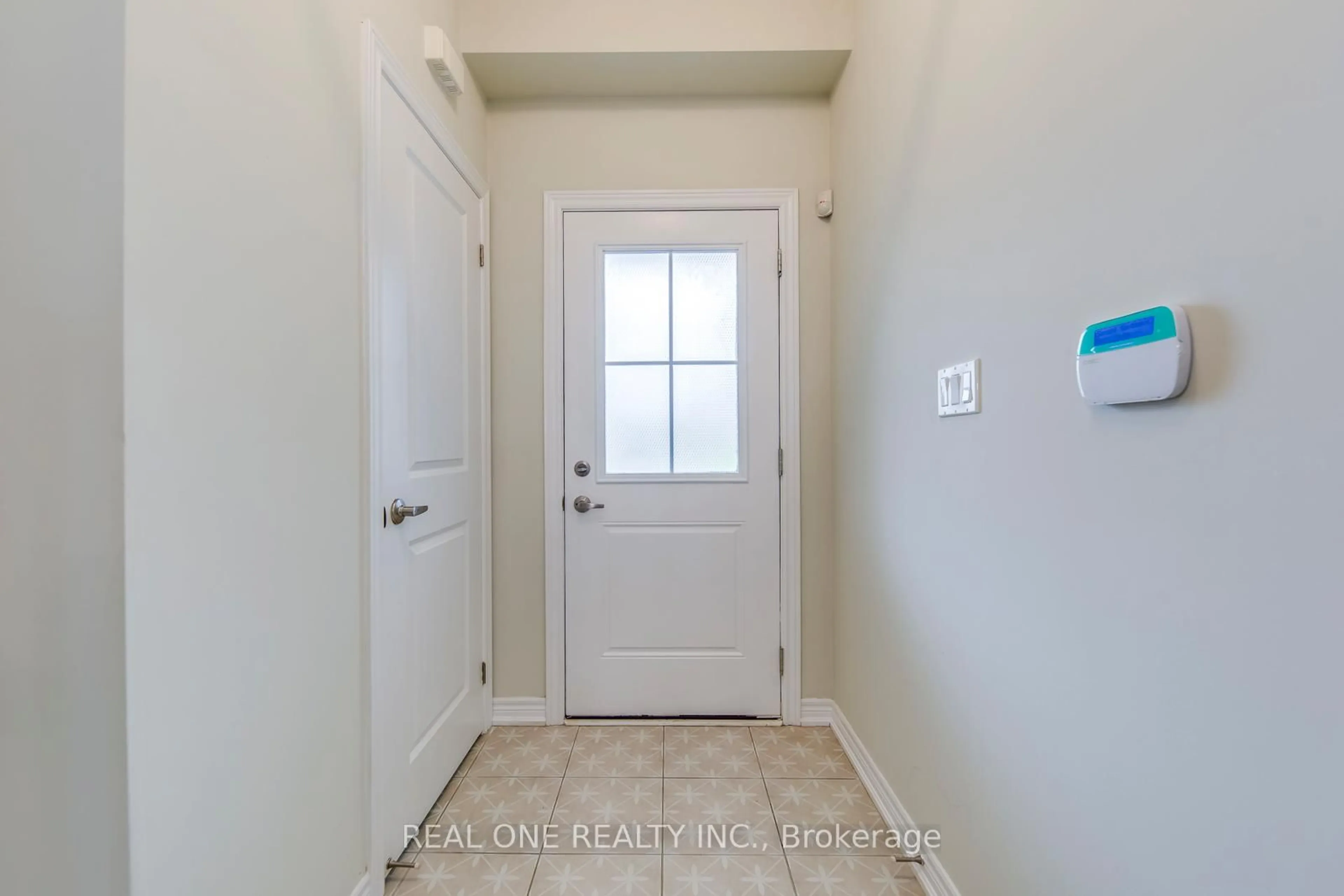 Indoor entryway for 27 Genoa Dr, Hamilton Ontario L9B 0K1