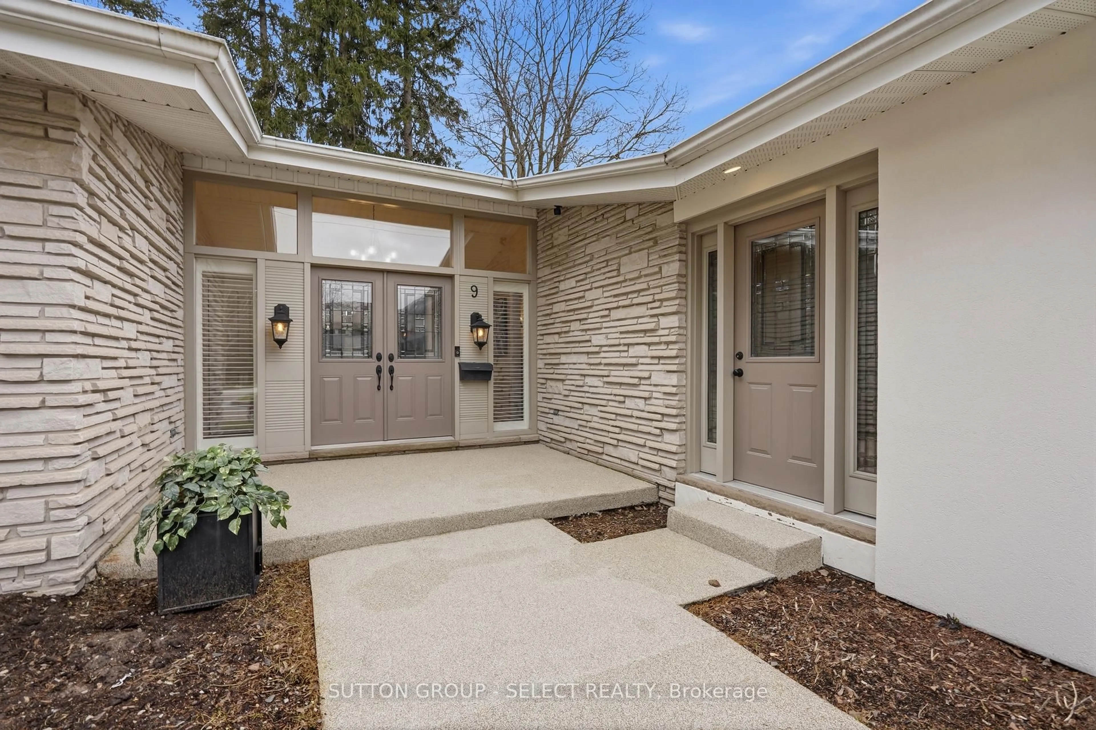 Indoor entryway for 9 NORTHCREST Dr, London North Ontario N5X 3V7