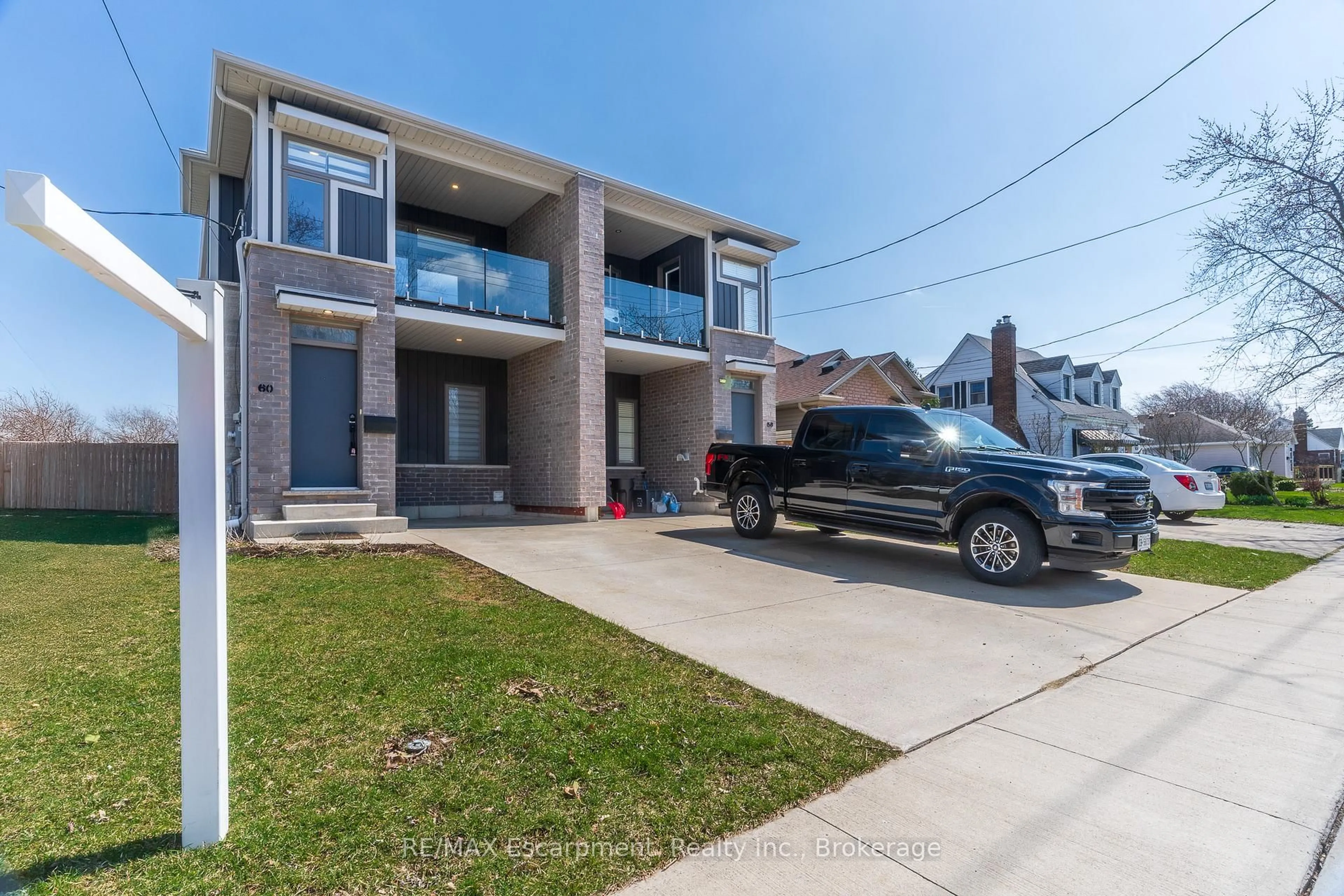 A pic from outside/outdoor area/front of a property/back of a property/a pic from drone, street for 60 Park Ave, St. Catharines Ontario L2P 1R2