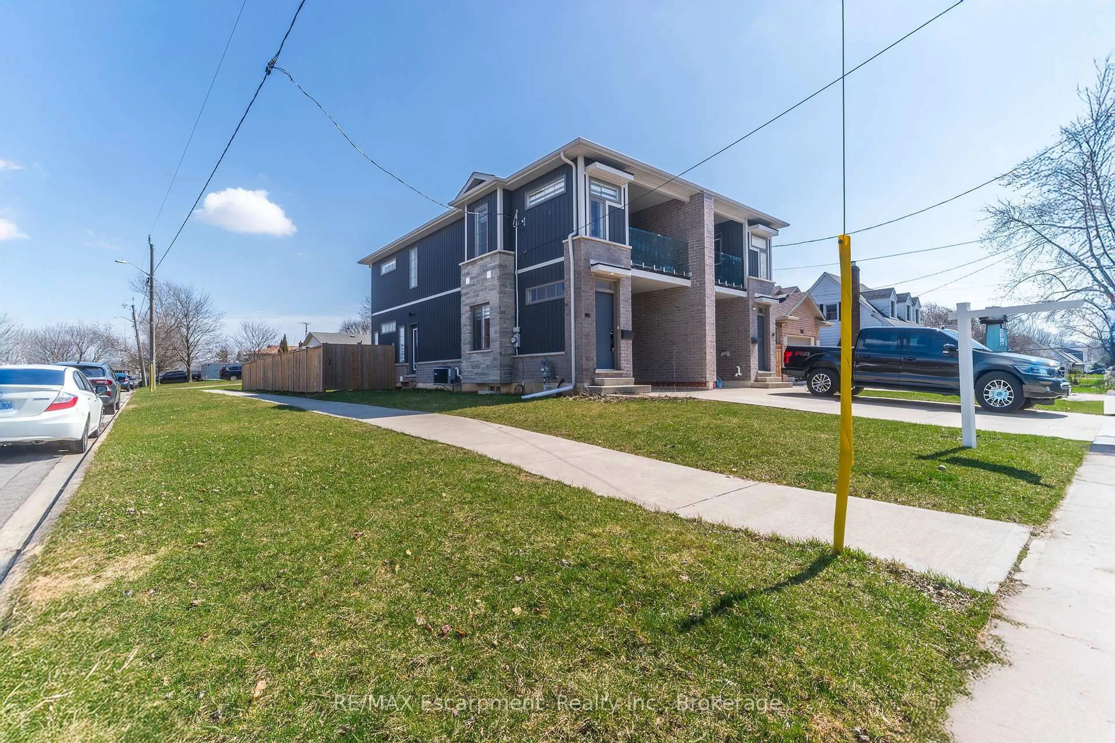 A pic from outside/outdoor area/front of a property/back of a property/a pic from drone, street for 60 Park Ave, St. Catharines Ontario L2P 1R2
