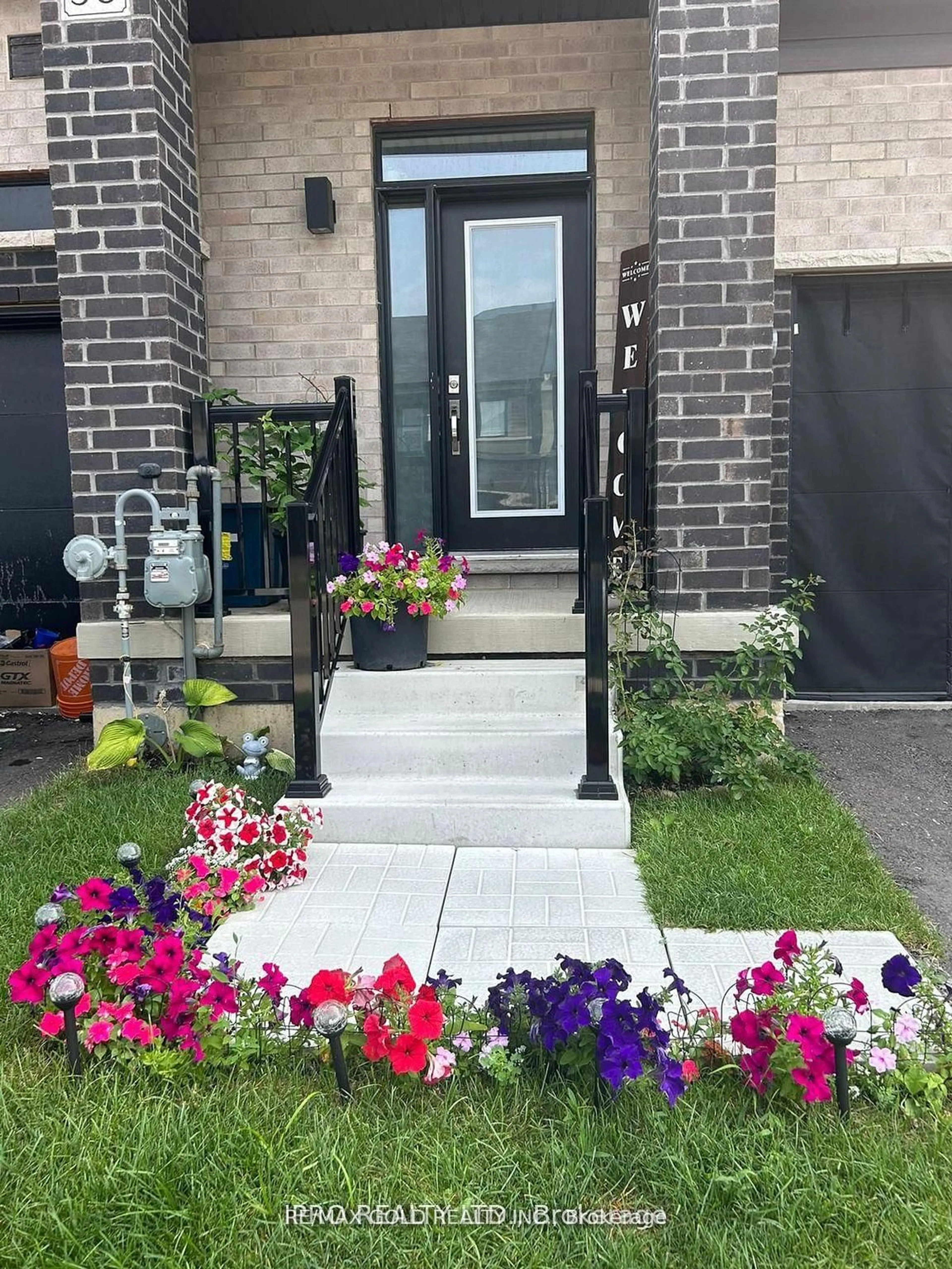 Indoor entryway for 30 Bowery Rd, Brantford Ontario N3V 0B2