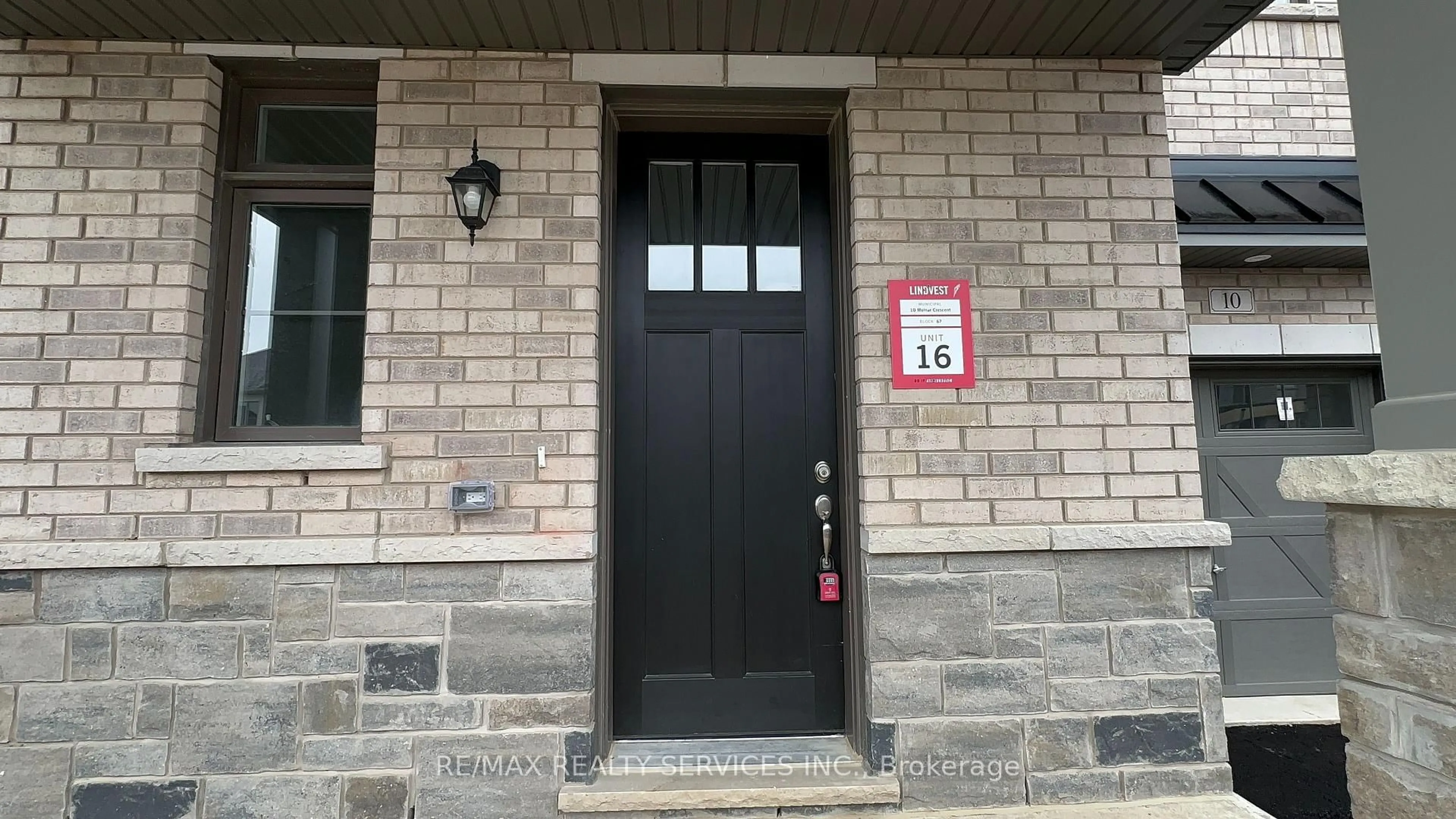 Indoor entryway for 10 Molnar Cres, Brant Ontario N3T 0X3