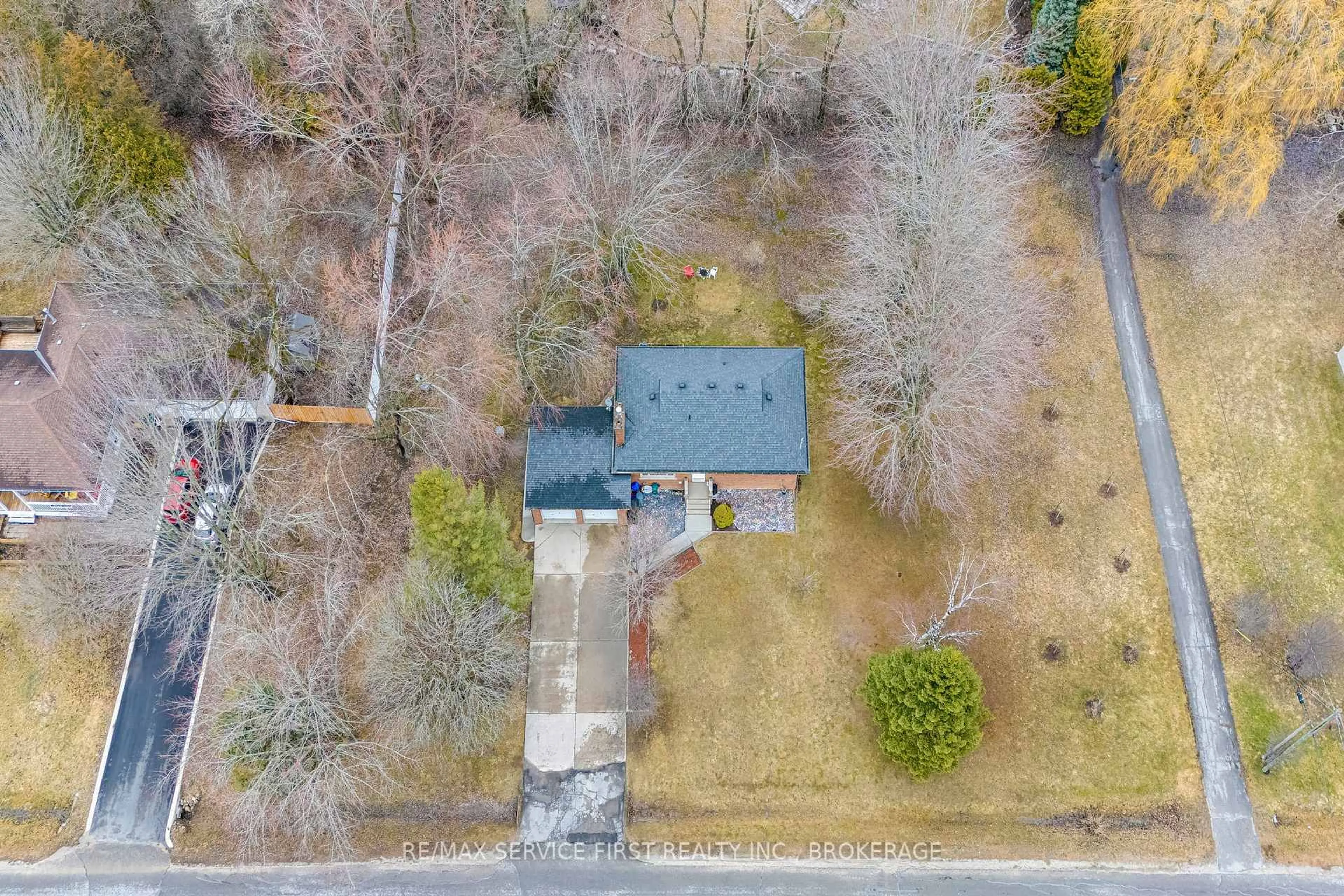 A pic from outside/outdoor area/front of a property/back of a property/a pic from drone, street for 34 Dalgleish Ave, Kingston Ontario K7L 5H6