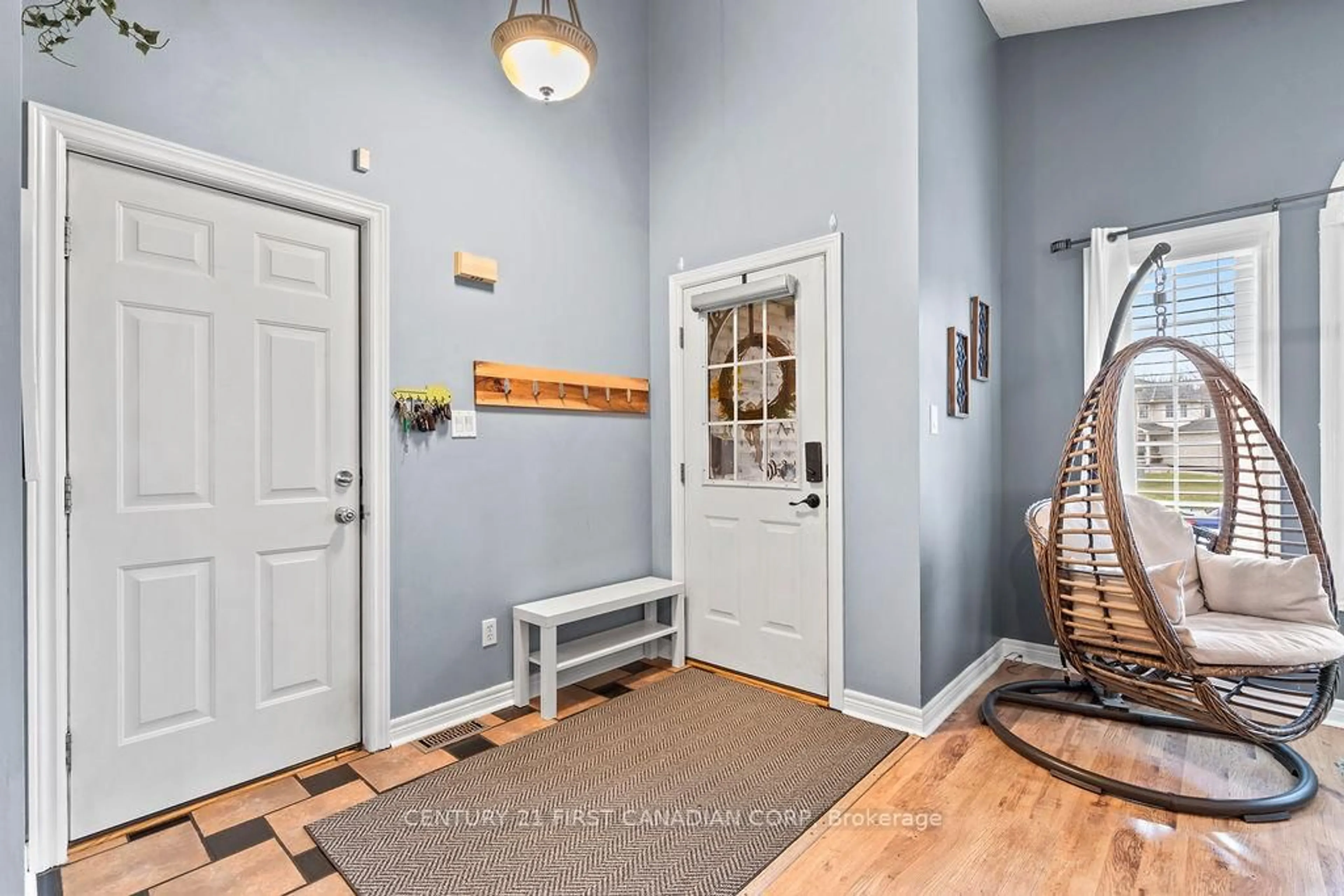 Indoor entryway for 17 Cottonwood Dr, St. Thomas Ontario N5P 4M3