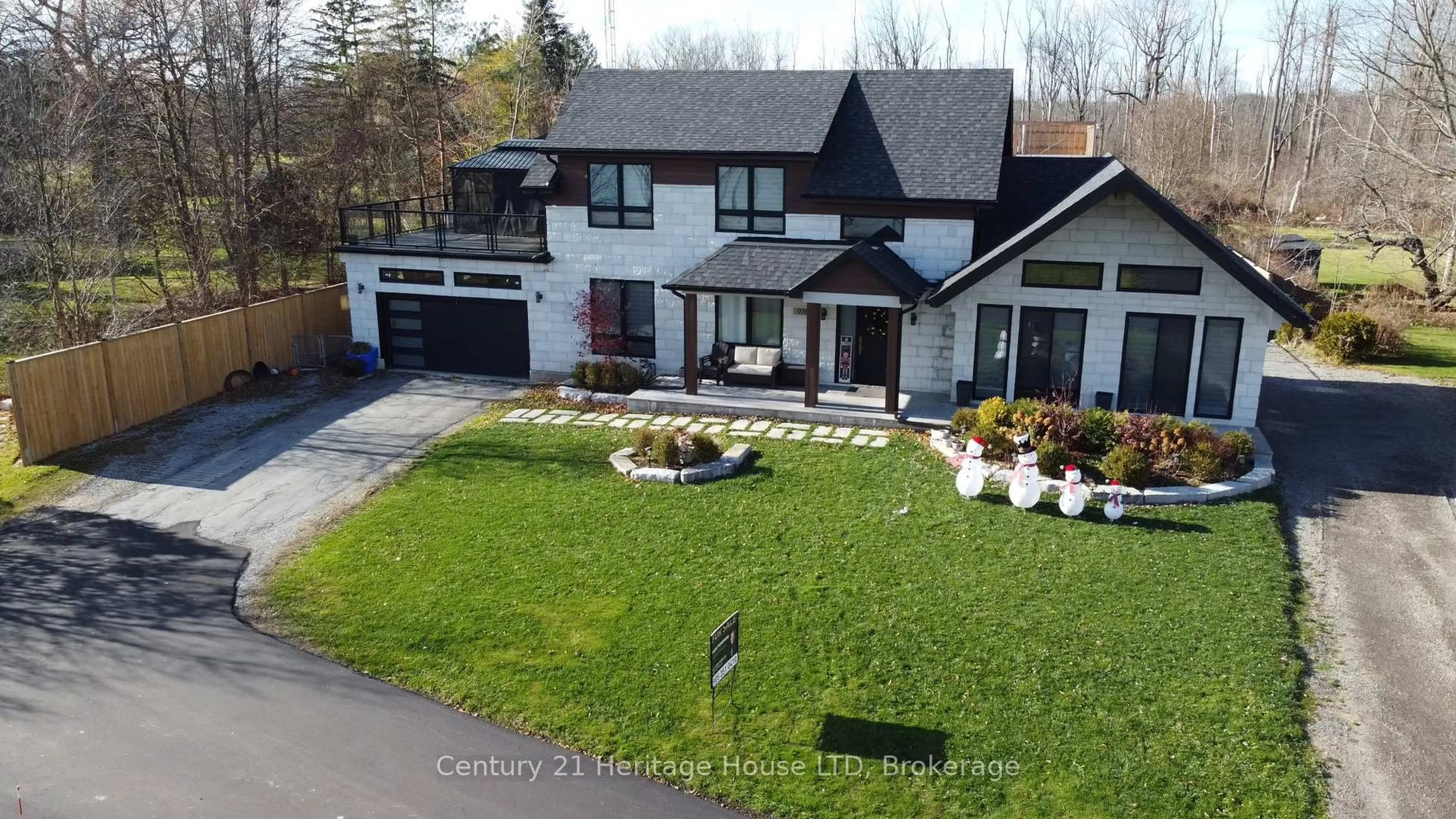 A pic from outside/outdoor area/front of a property/back of a property/a pic from drone, street for 9785 Niagara River Pkwy, Niagara Falls Ontario L2E 6S6