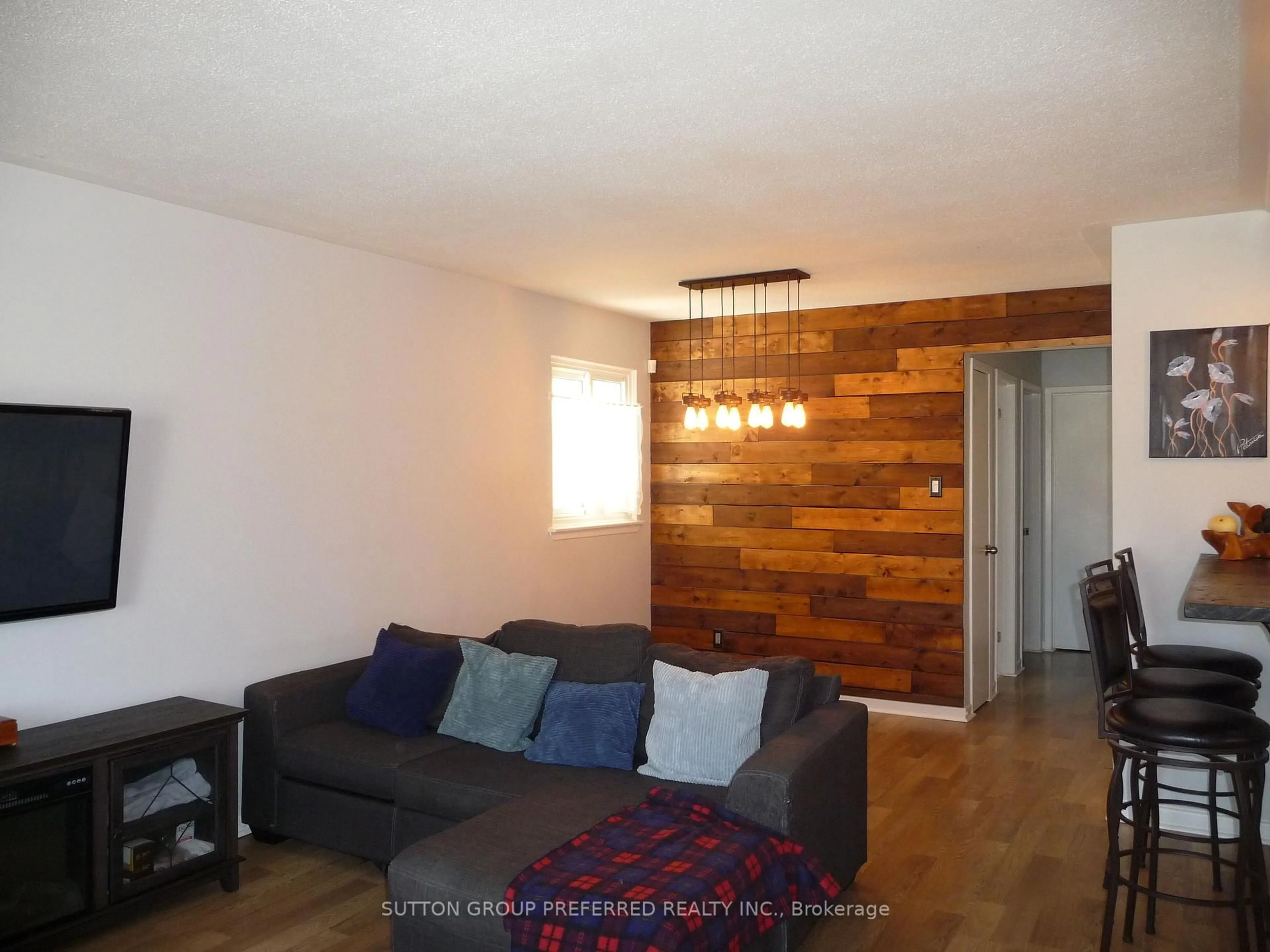 Living room with furniture, wood/laminate floor for 96 Beechbank Cres, London South Ontario N6E 2P3