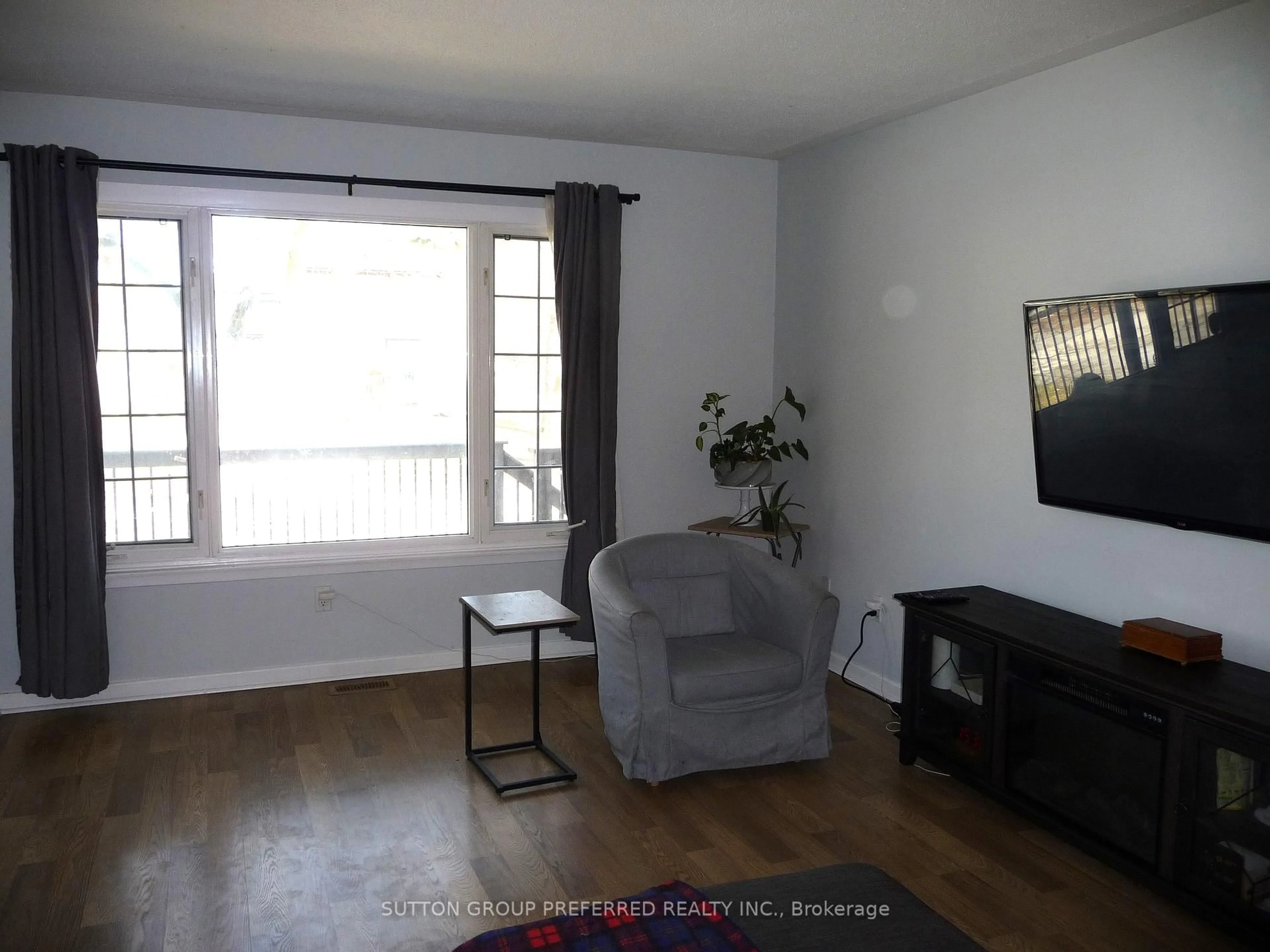 Living room with furniture, wood/laminate floor for 96 Beechbank Cres, London South Ontario N6E 2P3