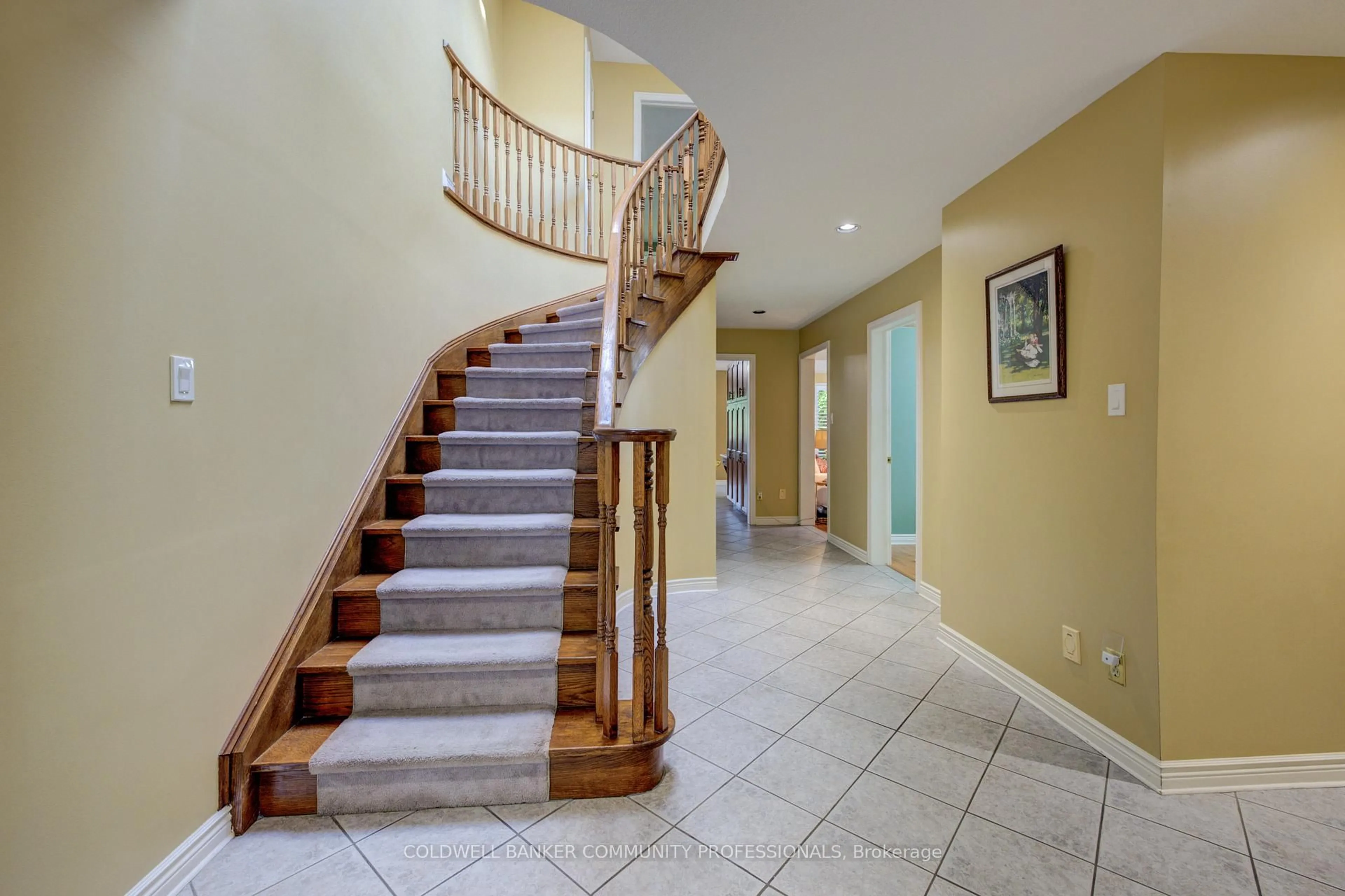 Indoor foyer for 466 Dicenzo Dr, Hamilton Ontario L9B 2C4