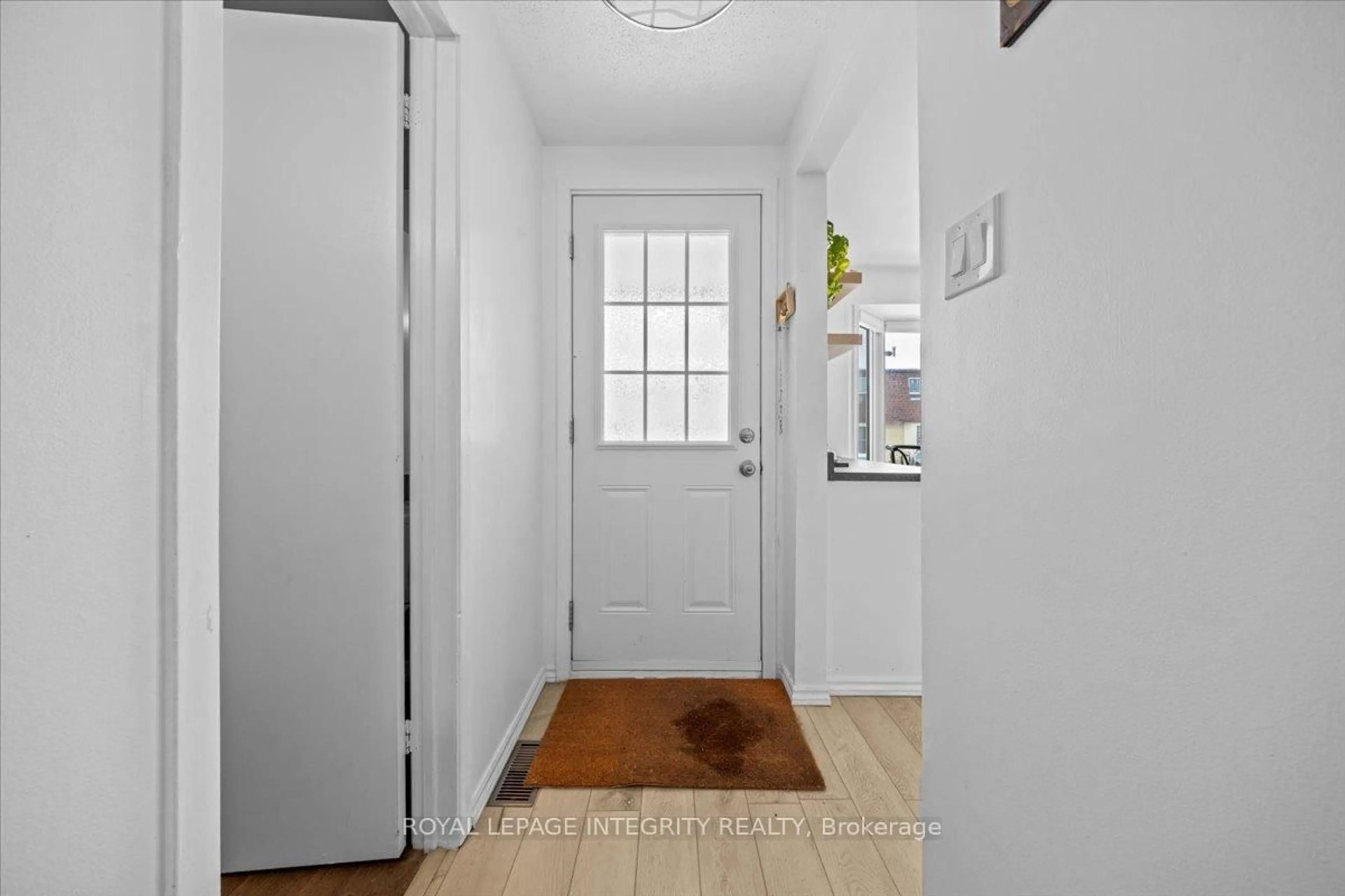 Indoor entryway for 1196 Priory Lane #69, Ottawa Ontario K1C 1Z9