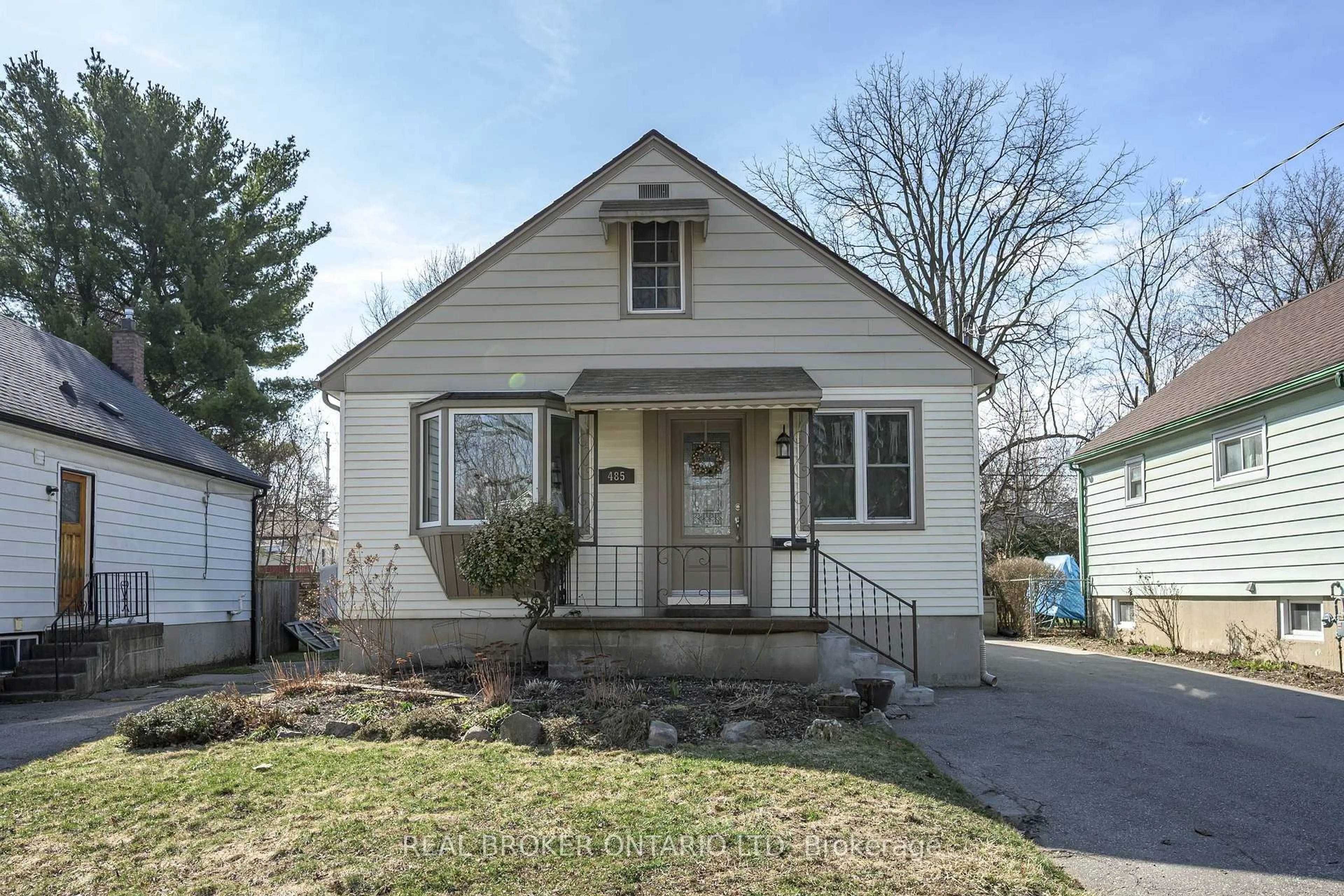 Home with vinyl exterior material, street for 485 Salisbury St, London East Ontario N5Y 3B4