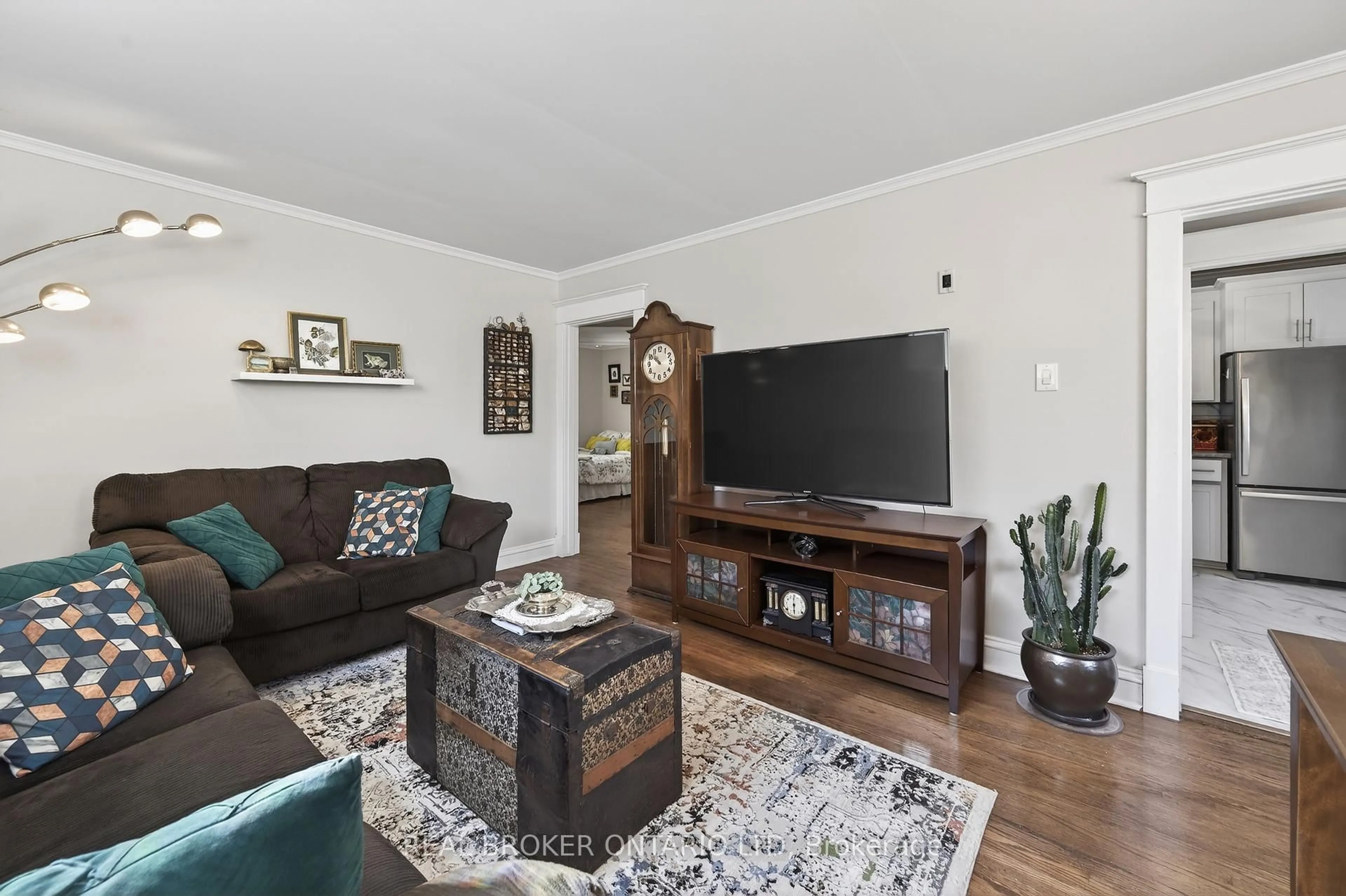 Living room with furniture, wood/laminate floor for 485 Salisbury St, London East Ontario N5Y 3B4
