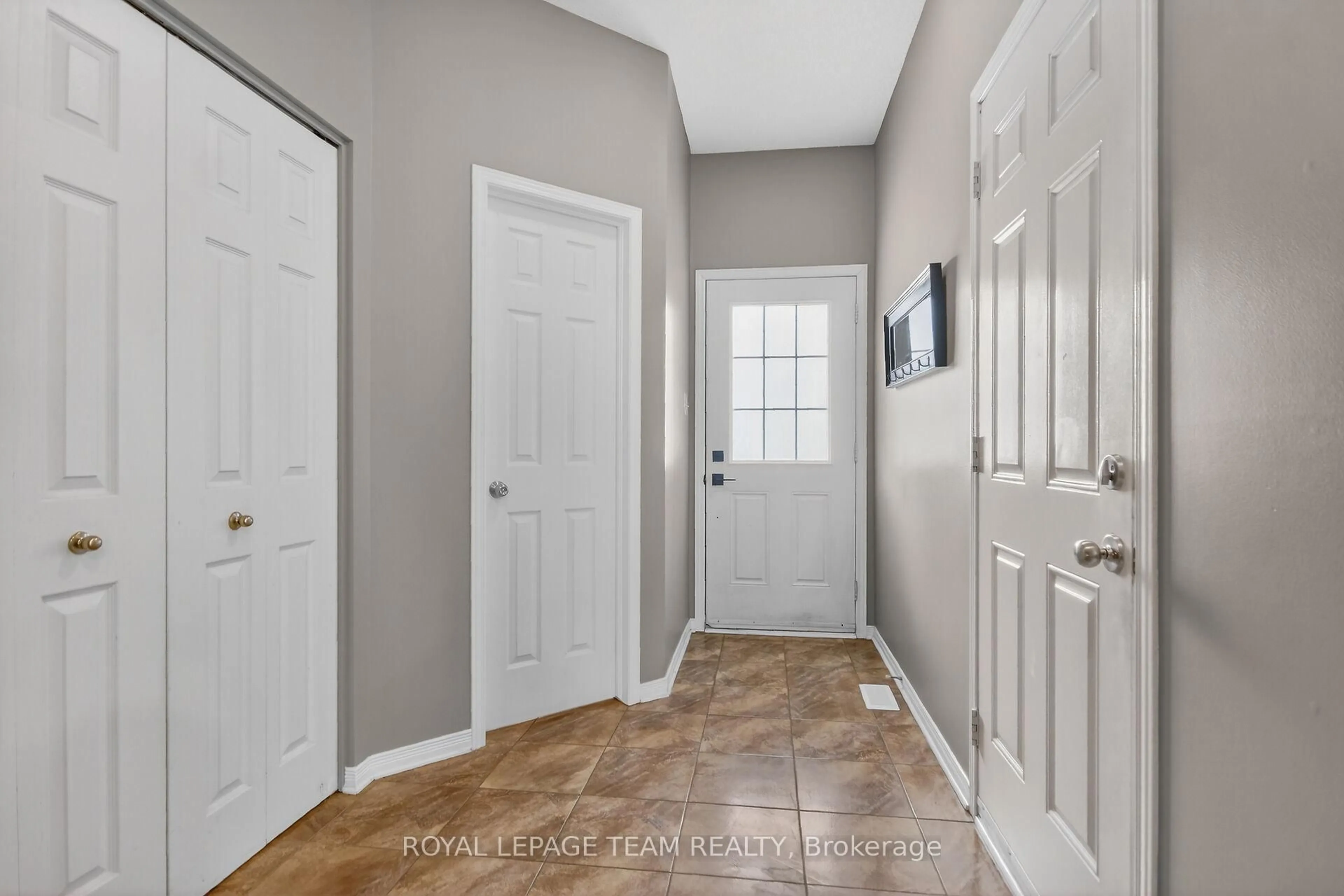 Indoor entryway for 317 Copperfield Cres, Ottawa Ontario K2J 0L2