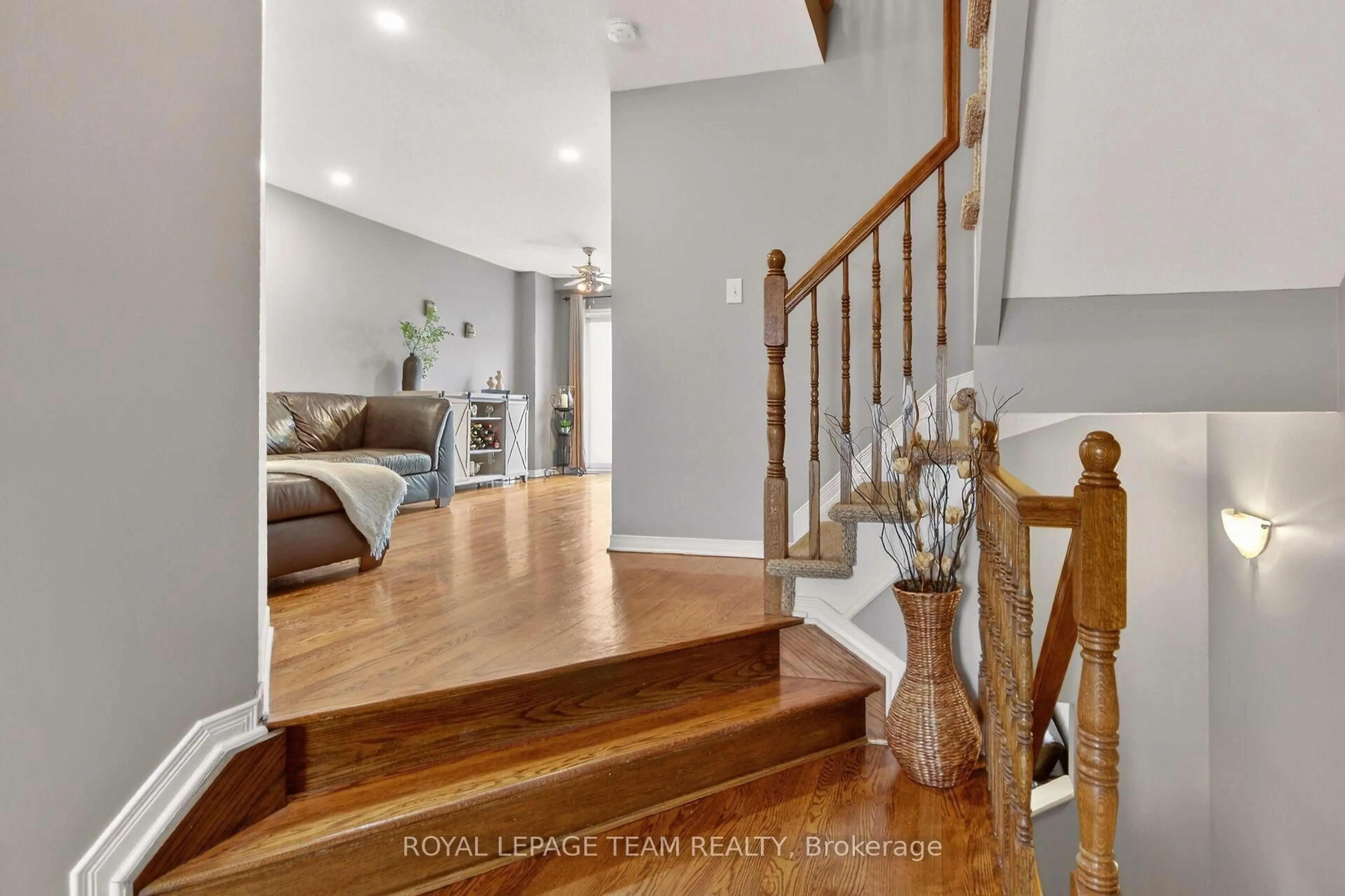 Indoor foyer for 317 Copperfield Cres, Ottawa Ontario K2J 0L2