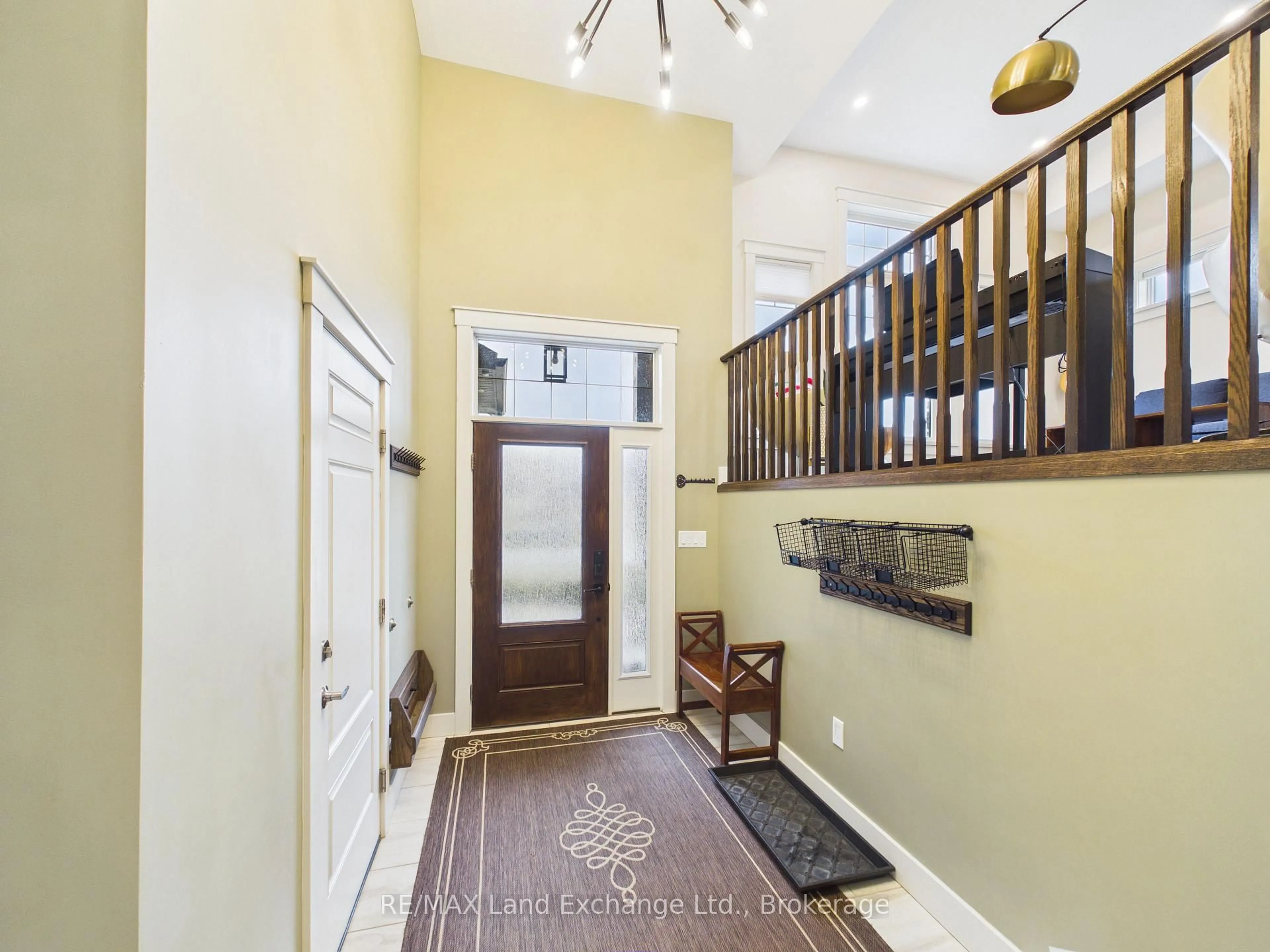 Indoor foyer for 13 Lakefield Dr, Kincardine Ontario N2Z 0C9