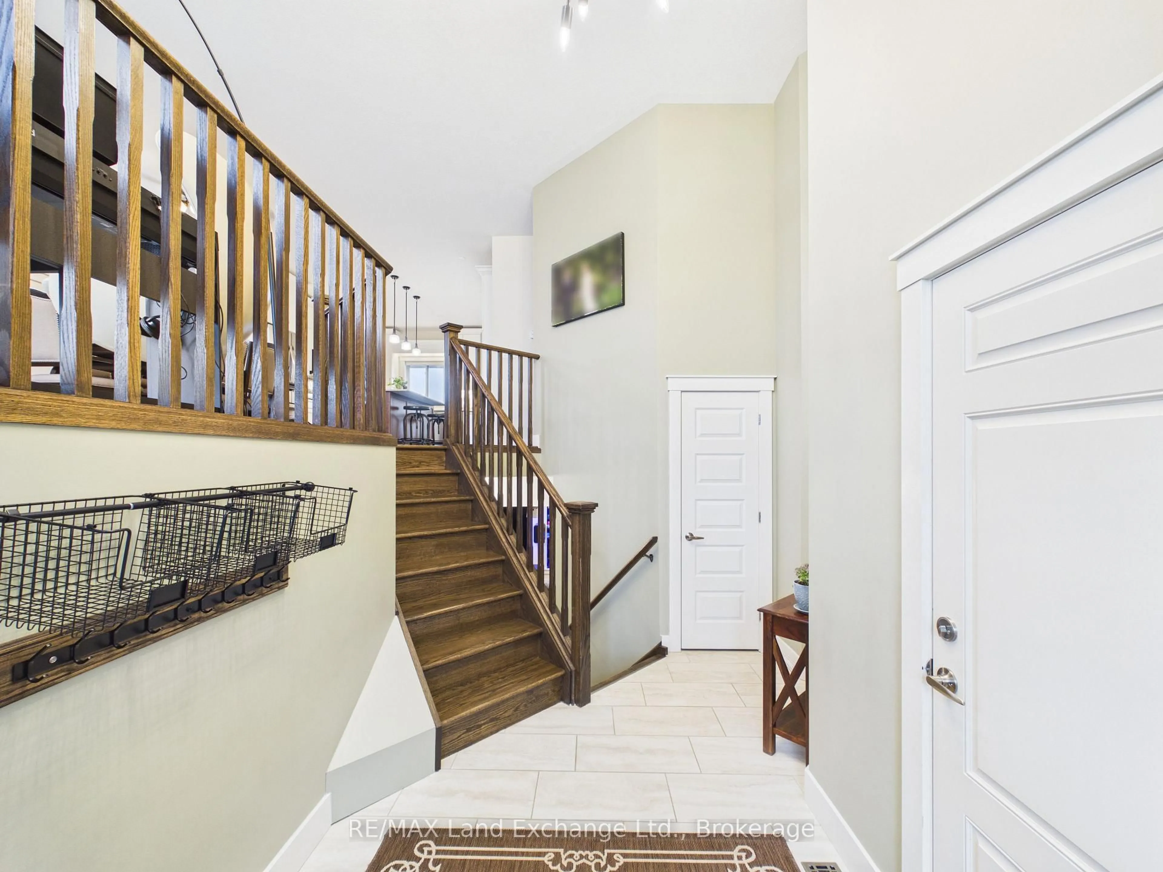 Indoor foyer for 13 Lakefield Dr, Kincardine Ontario N2Z 0C9