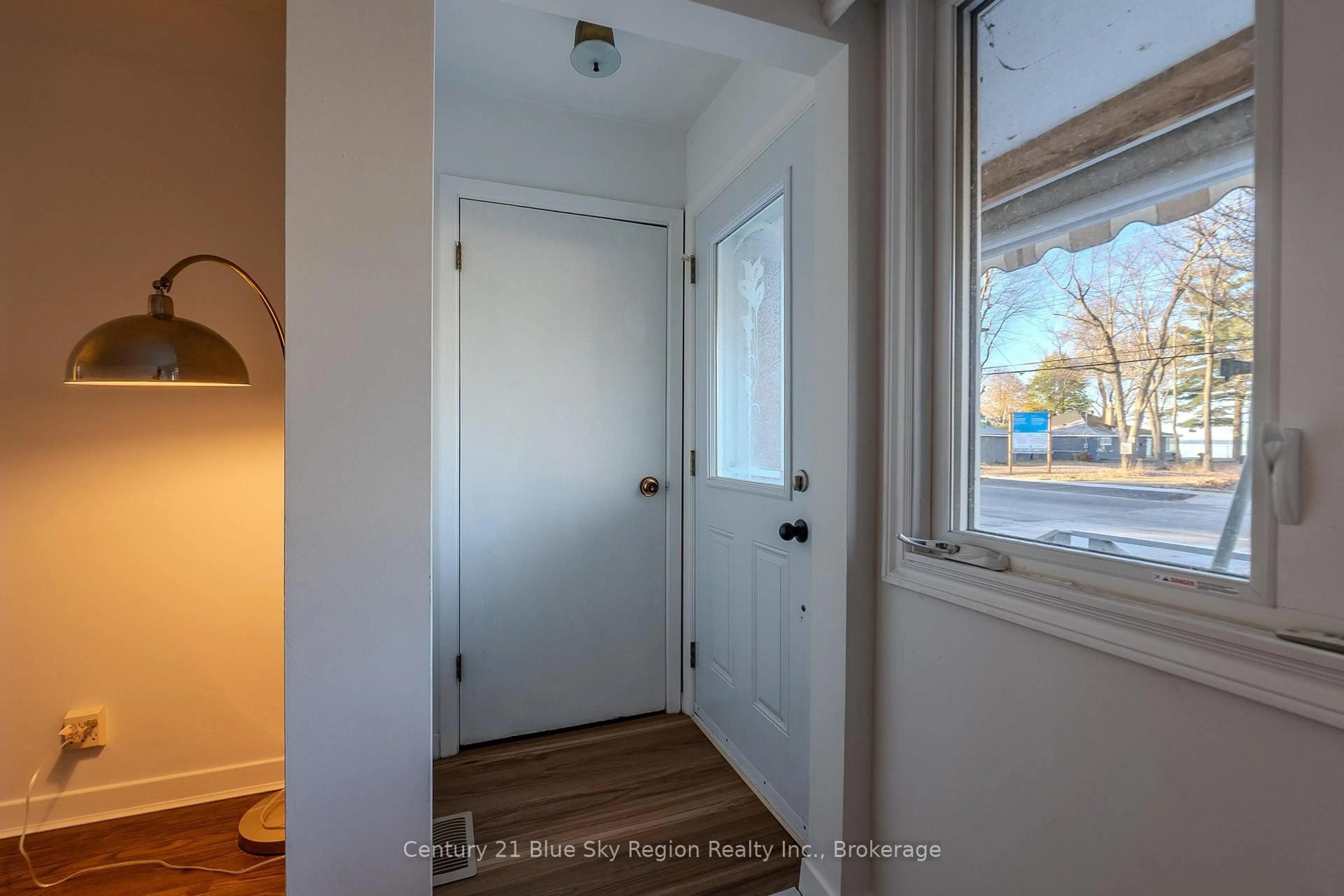 Indoor entryway for 994 Premier Rd, North Bay Ontario P1A 2H8