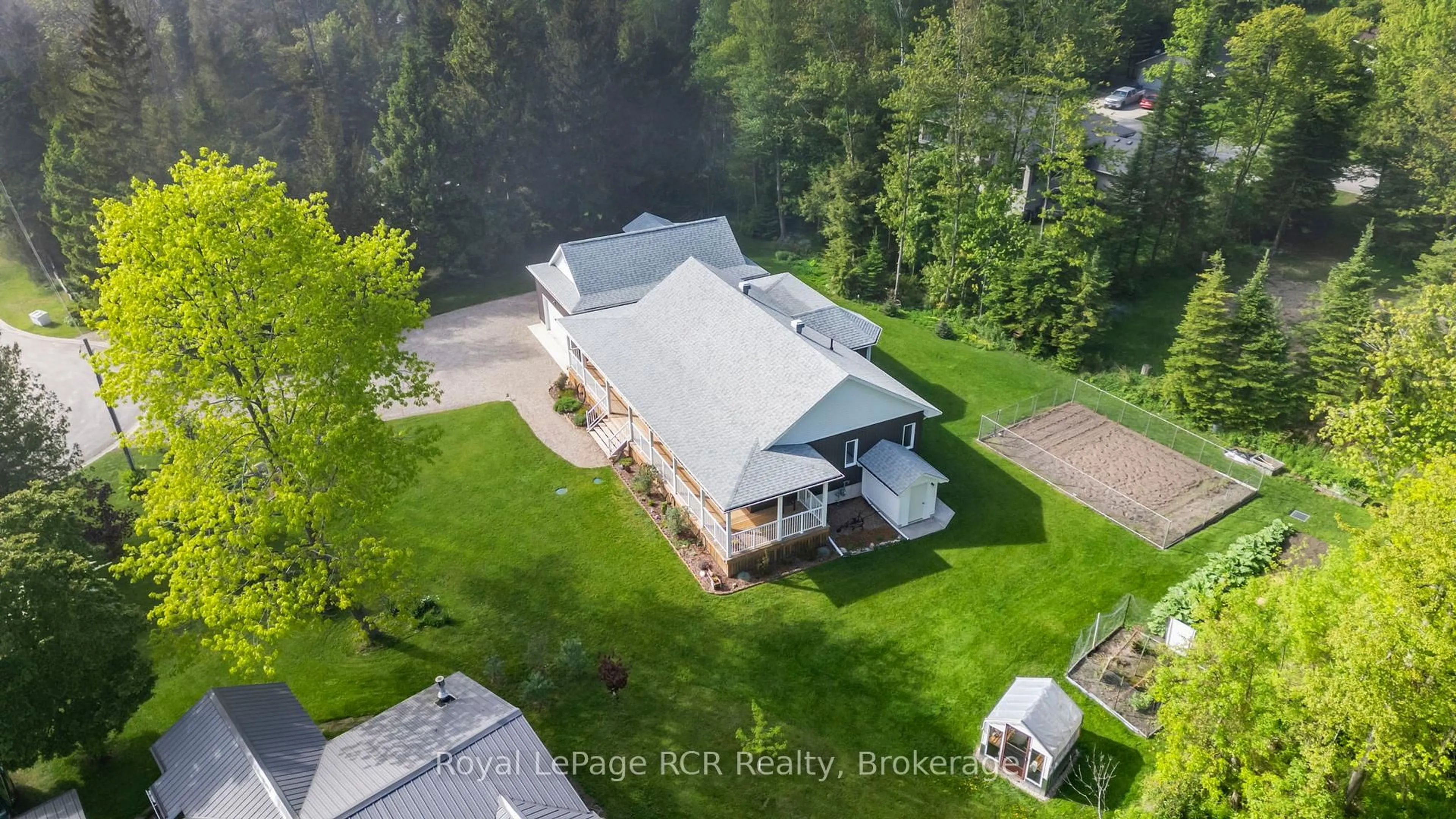 A pic from outside/outdoor area/front of a property/back of a property/a pic from drone, unknown for 615 Cayuga Cres, Huron-Kinloss Ontario N2Z 2X3