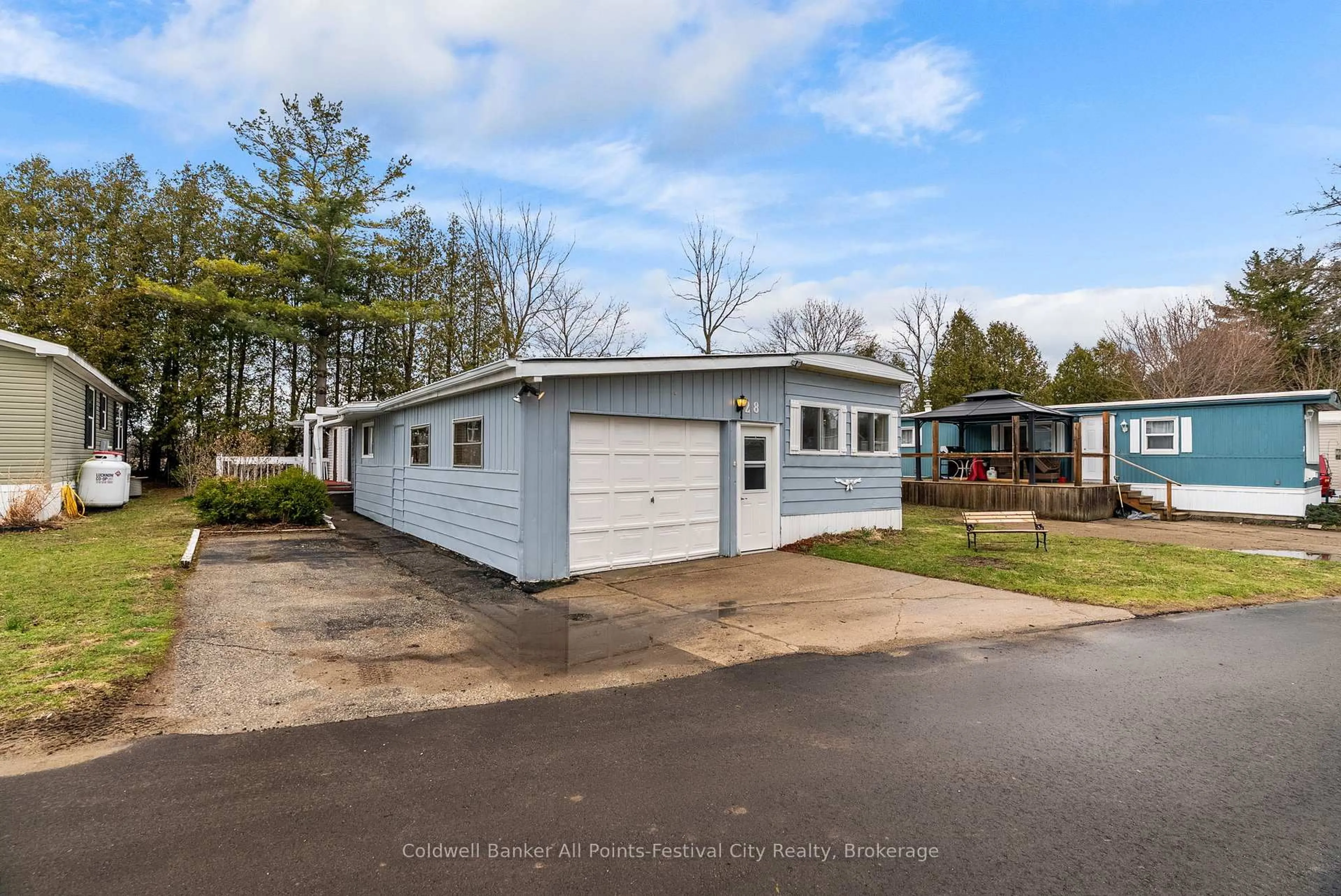 Home with vinyl exterior material, water/lake/river/ocean view for 28 Sutton Dr, Ashfield-Colborne-Wawanosh Ontario N7A 3Y3