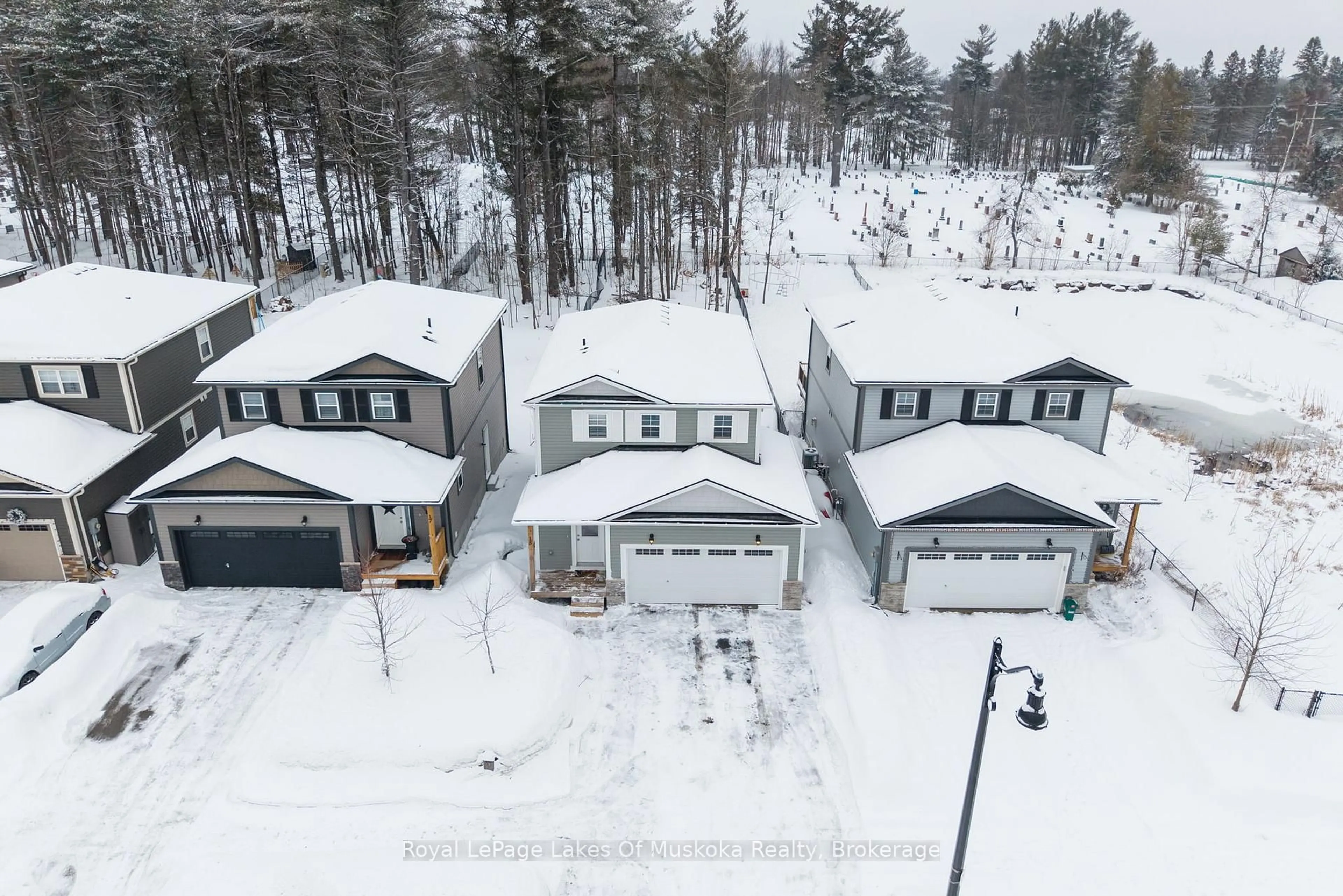 A pic from outside/outdoor area/front of a property/back of a property/a pic from drone, street for 15 Quinn Forest Dr, Bracebridge Ontario P1L 0C8