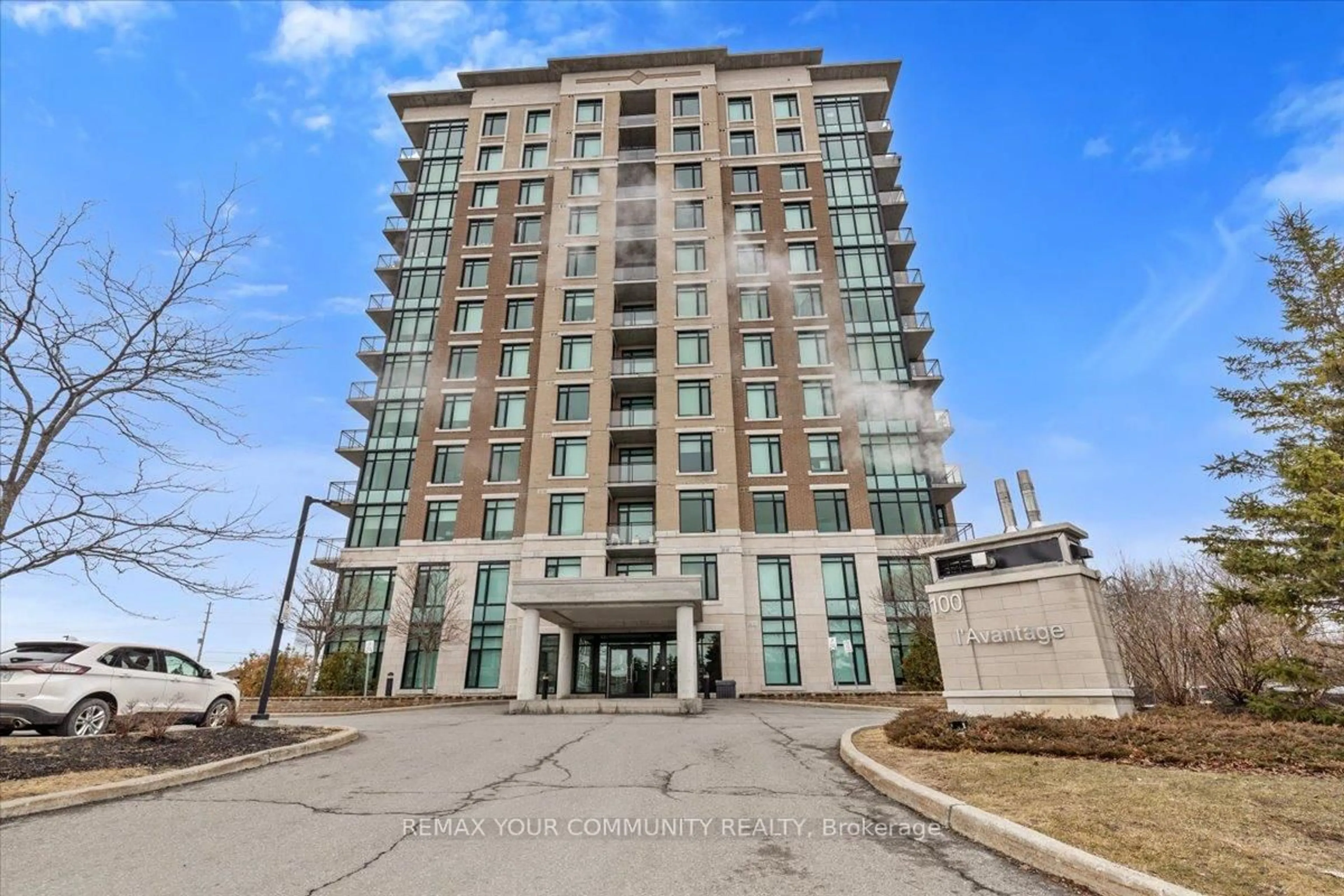 Indoor foyer for 100 Roger Guindon Ave #802, Ottawa Ontario K1G 3Z7