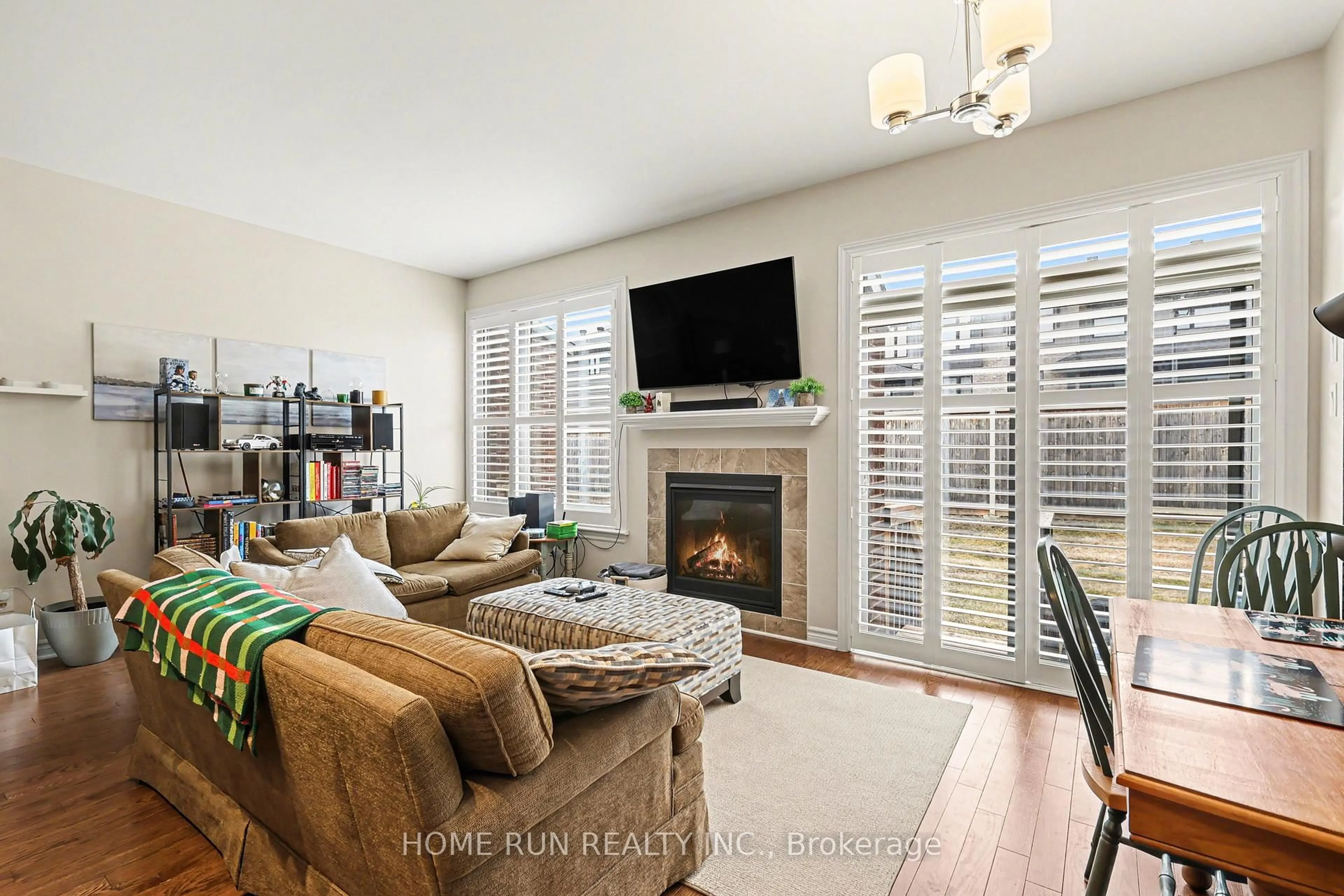 Living room with furniture, wood/laminate floor for 257 Dolce Cres, Ottawa Ontario K1X 0B3