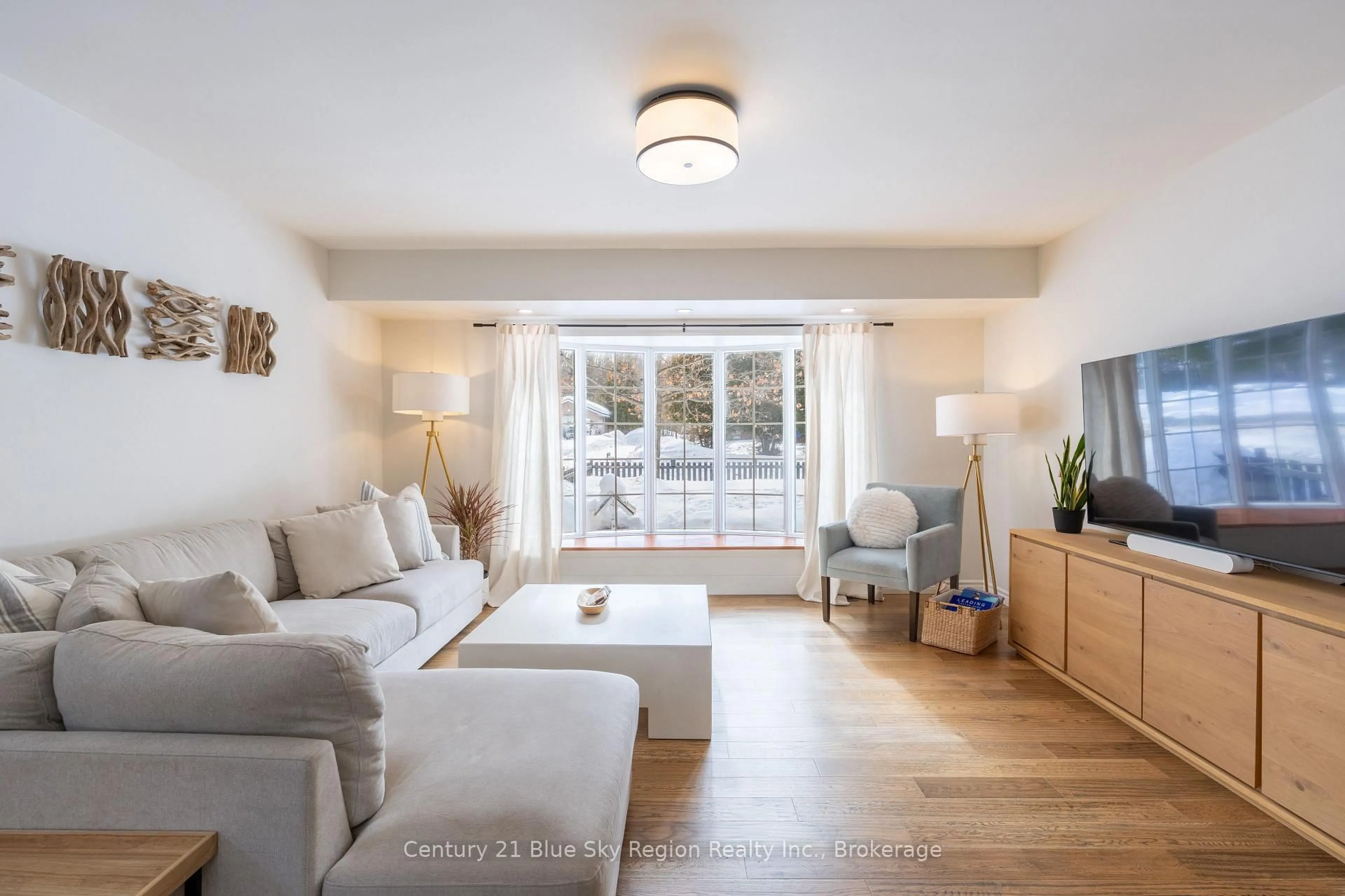 Living room with furniture, unknown for 20 Catherine Dr, East Ferris Ontario P0H 1B0