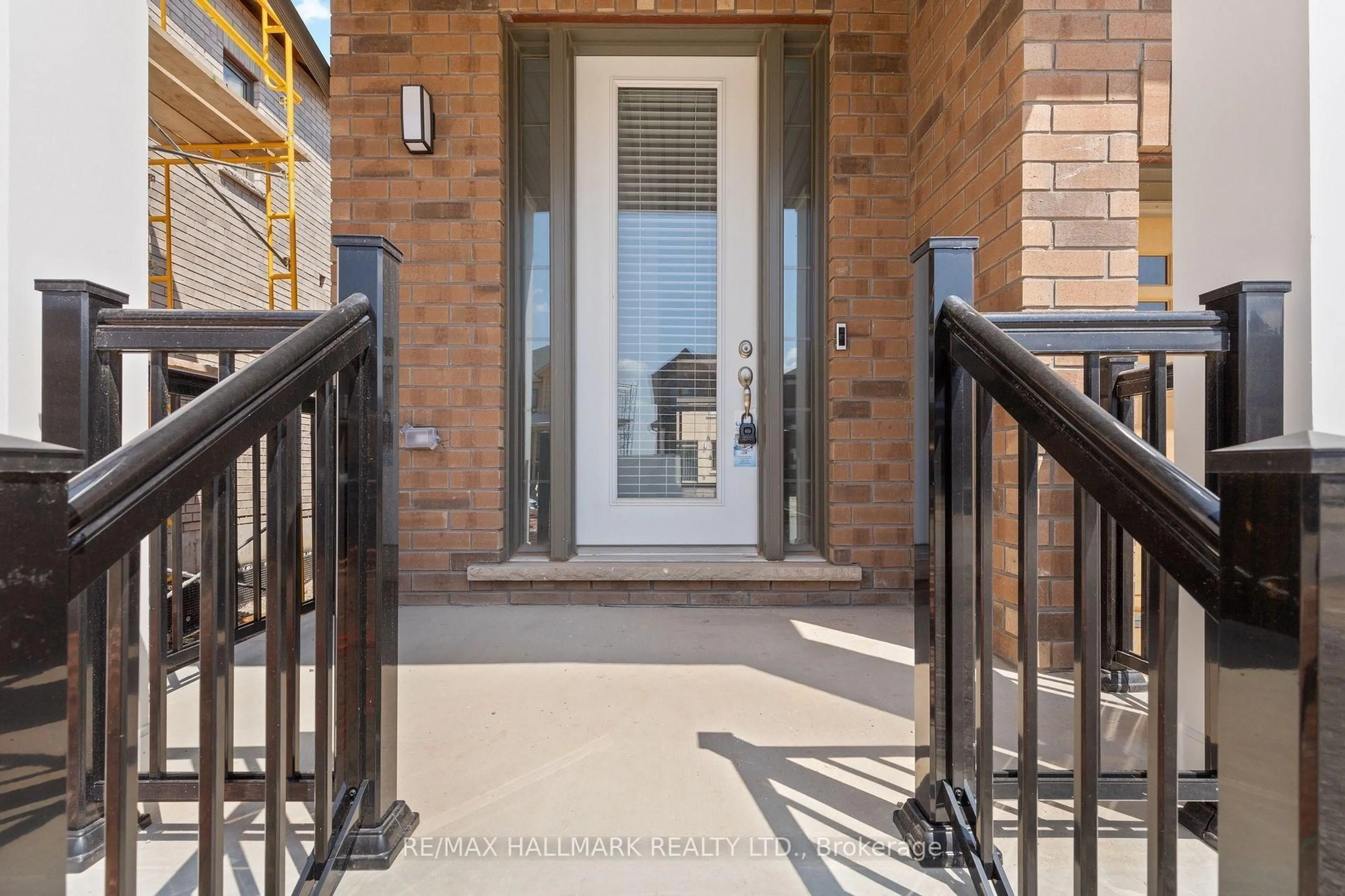 Indoor entryway for 16 Crossmore Cres, Cambridge Ontario N1S 0C7