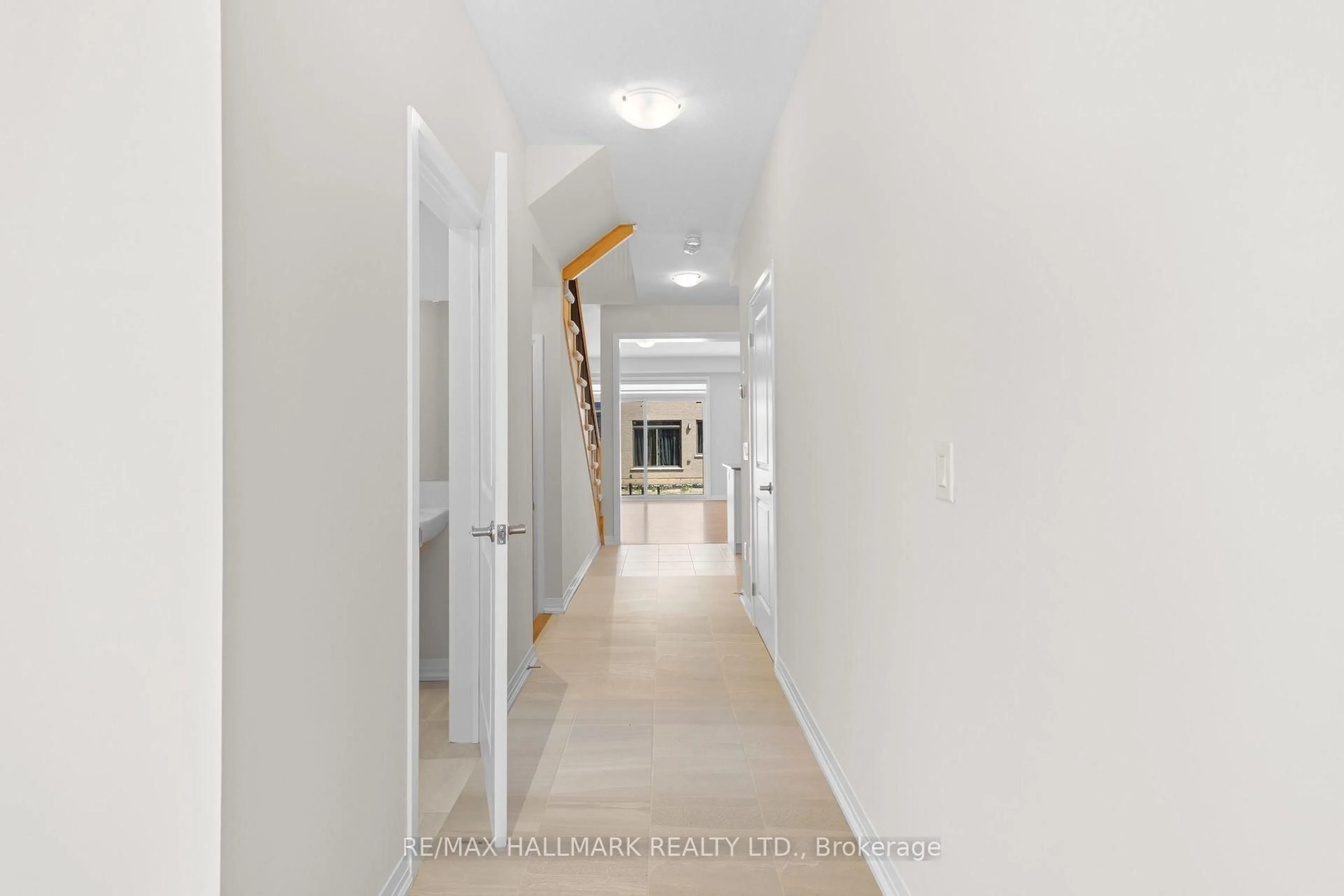 Indoor foyer for 16 Crossmore Cres, Cambridge Ontario N1S 0C7