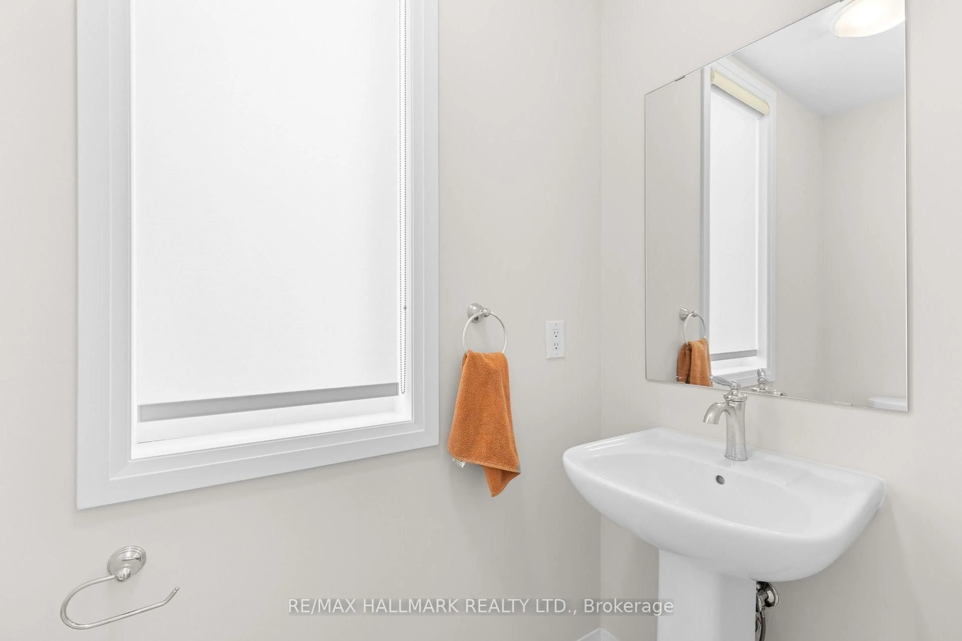 Standard bathroom, unknown for 16 Crossmore Cres, Cambridge Ontario N1S 0C7