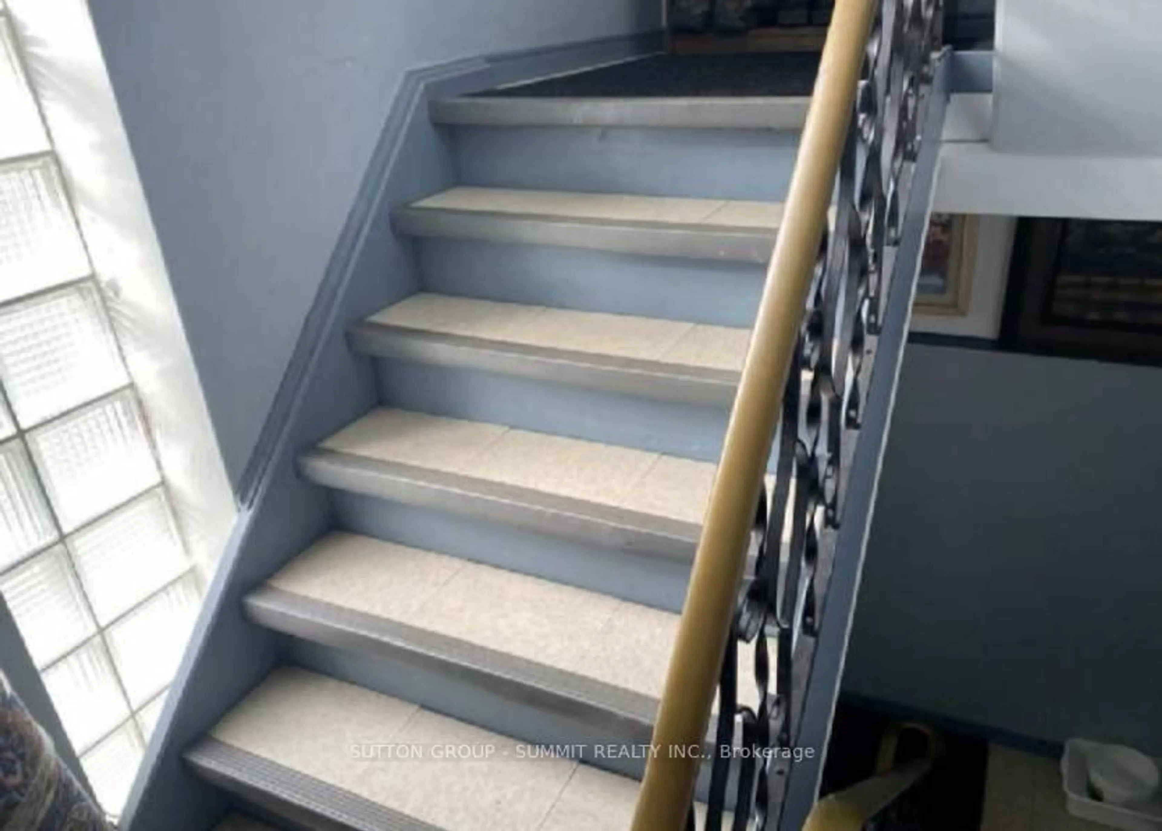 Stairs for 31 Southdale Ave, Kitchener Ontario N2M 3V4