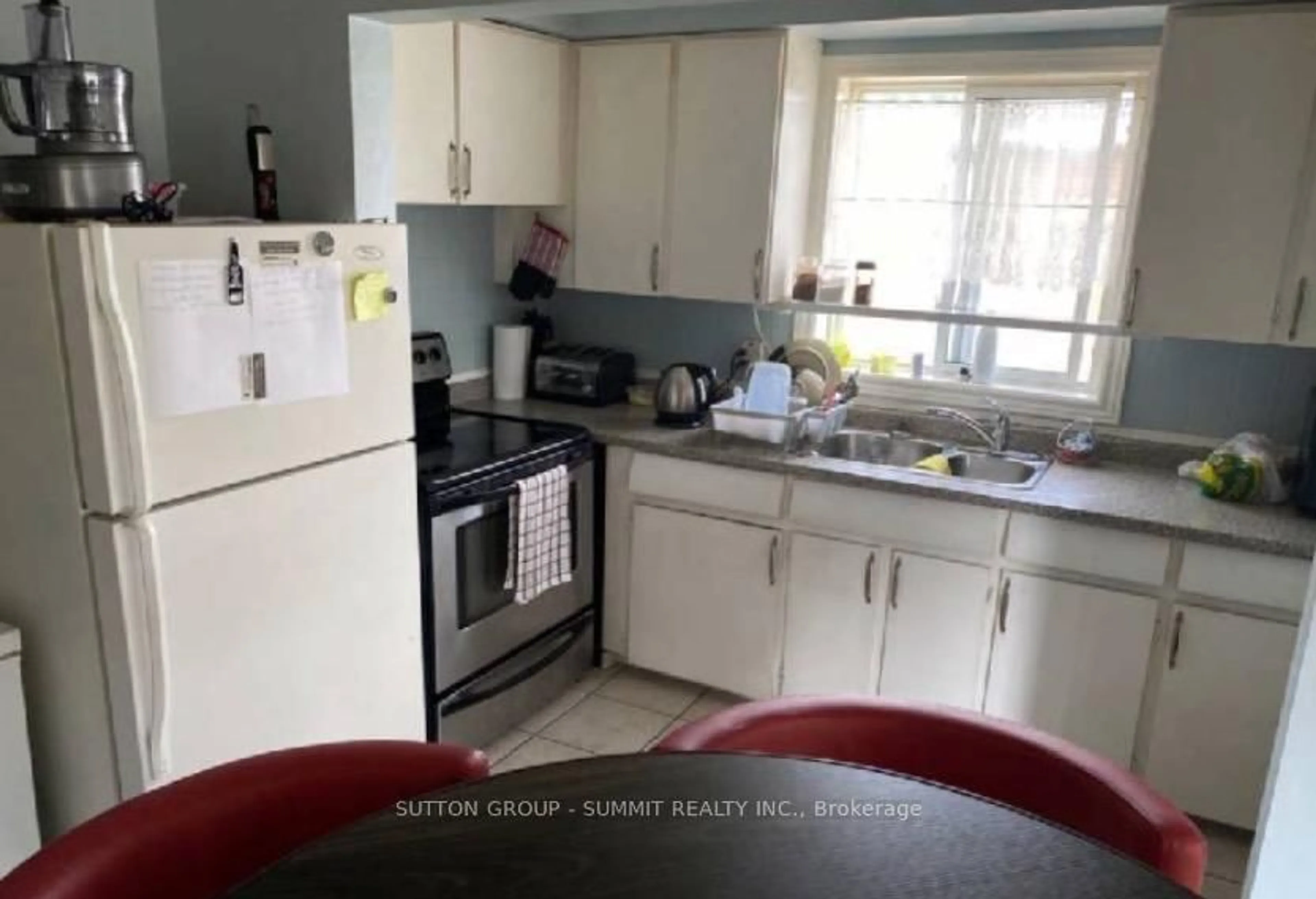 Standard kitchen, unknown for 31 Southdale Ave, Kitchener Ontario N2M 3V4